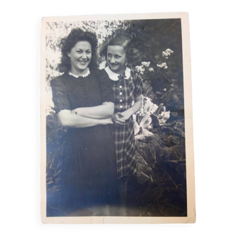 Photographie Vintage, Deux sœurs dans le jardin, 1940