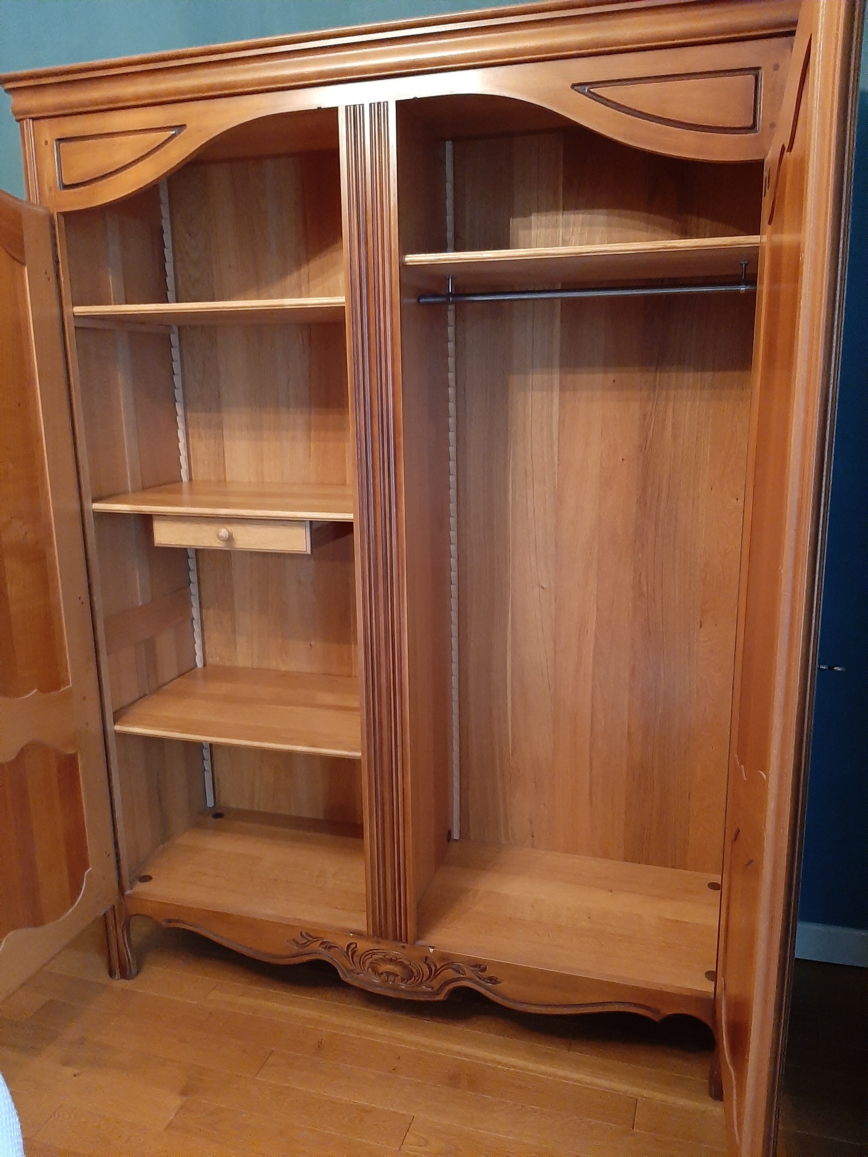 Provencal cabinet in cherry