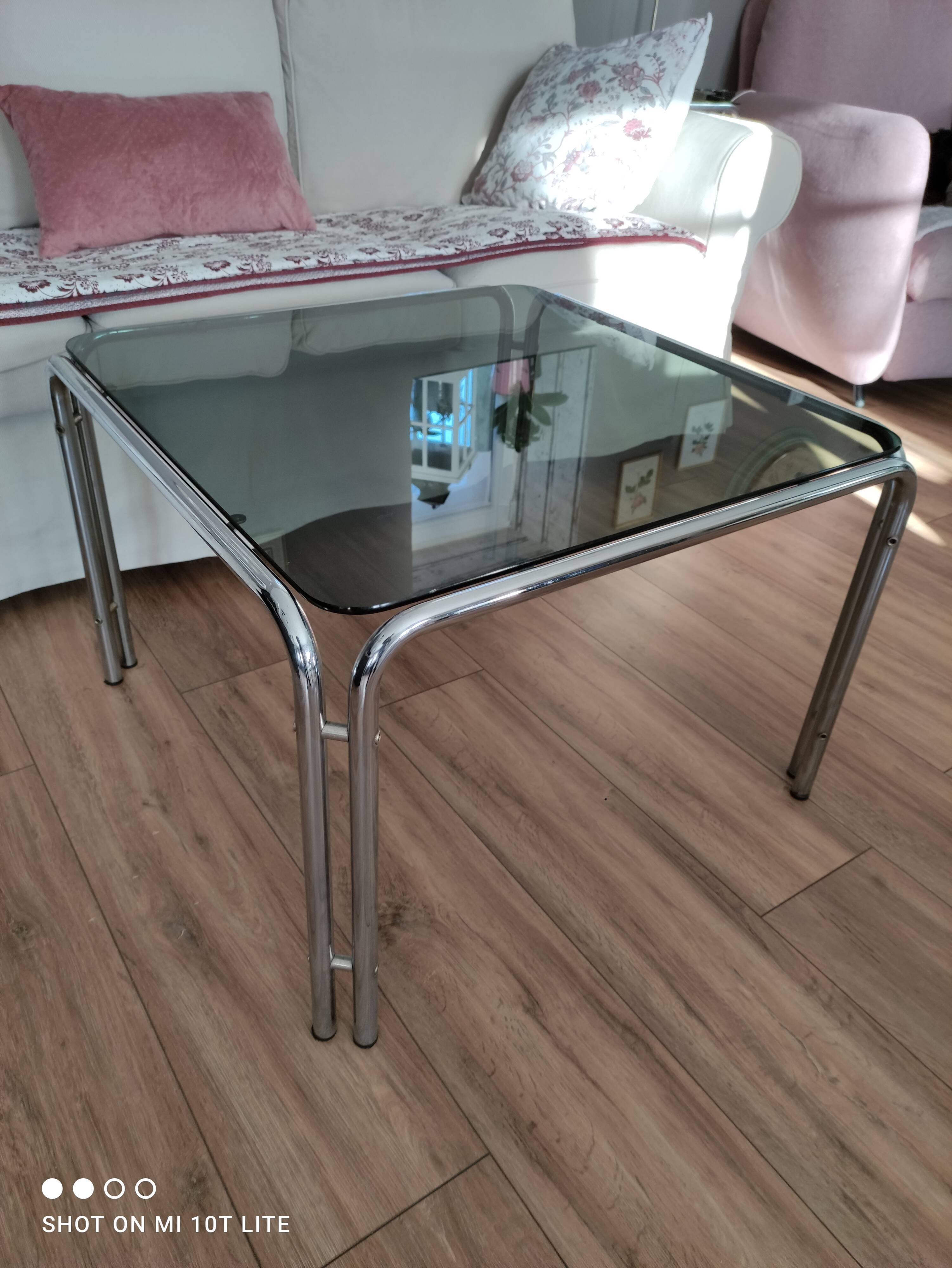 Table basse piètement chromé et plateau en verre fumé noir