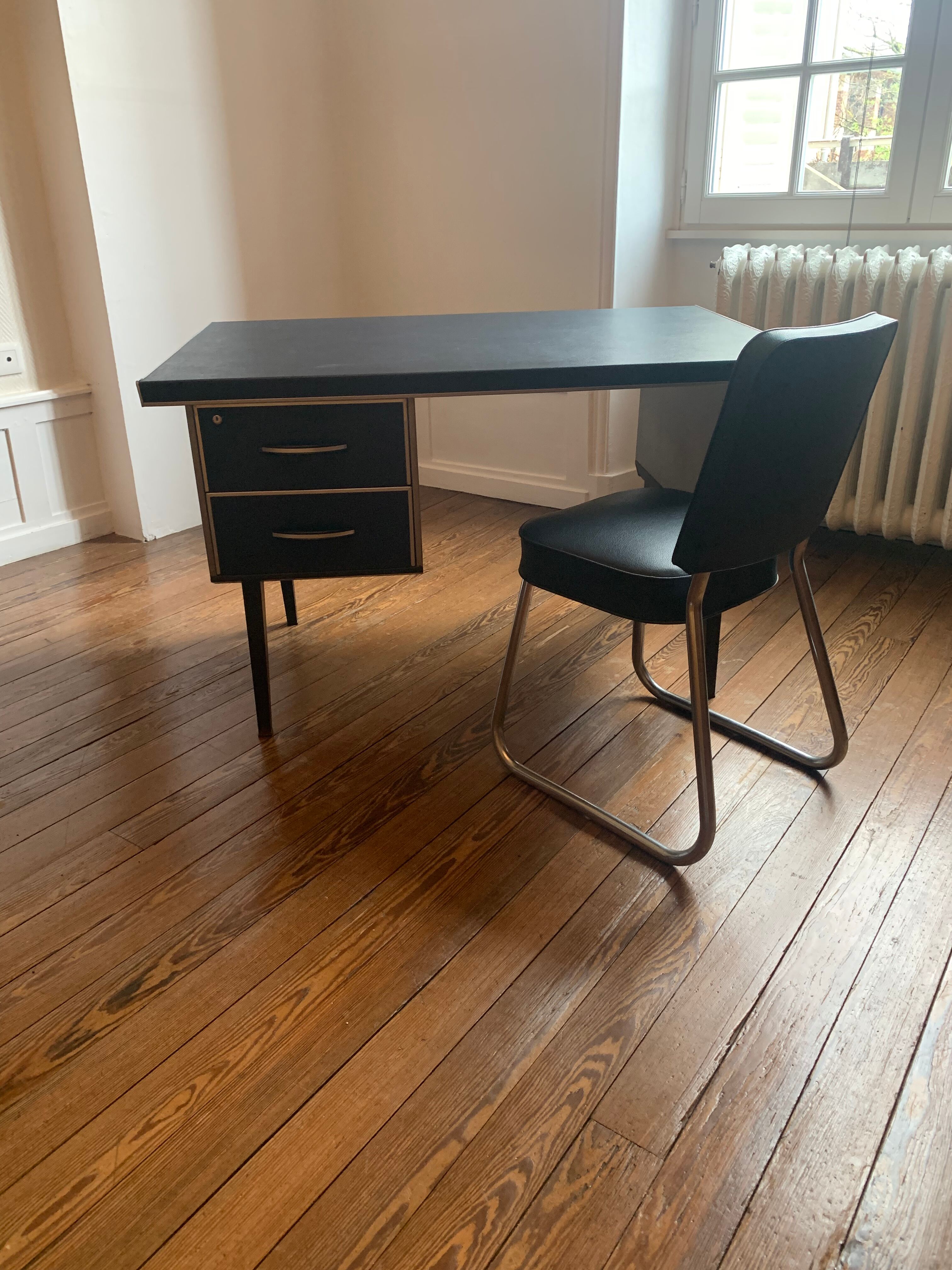 Indus desk and its chair