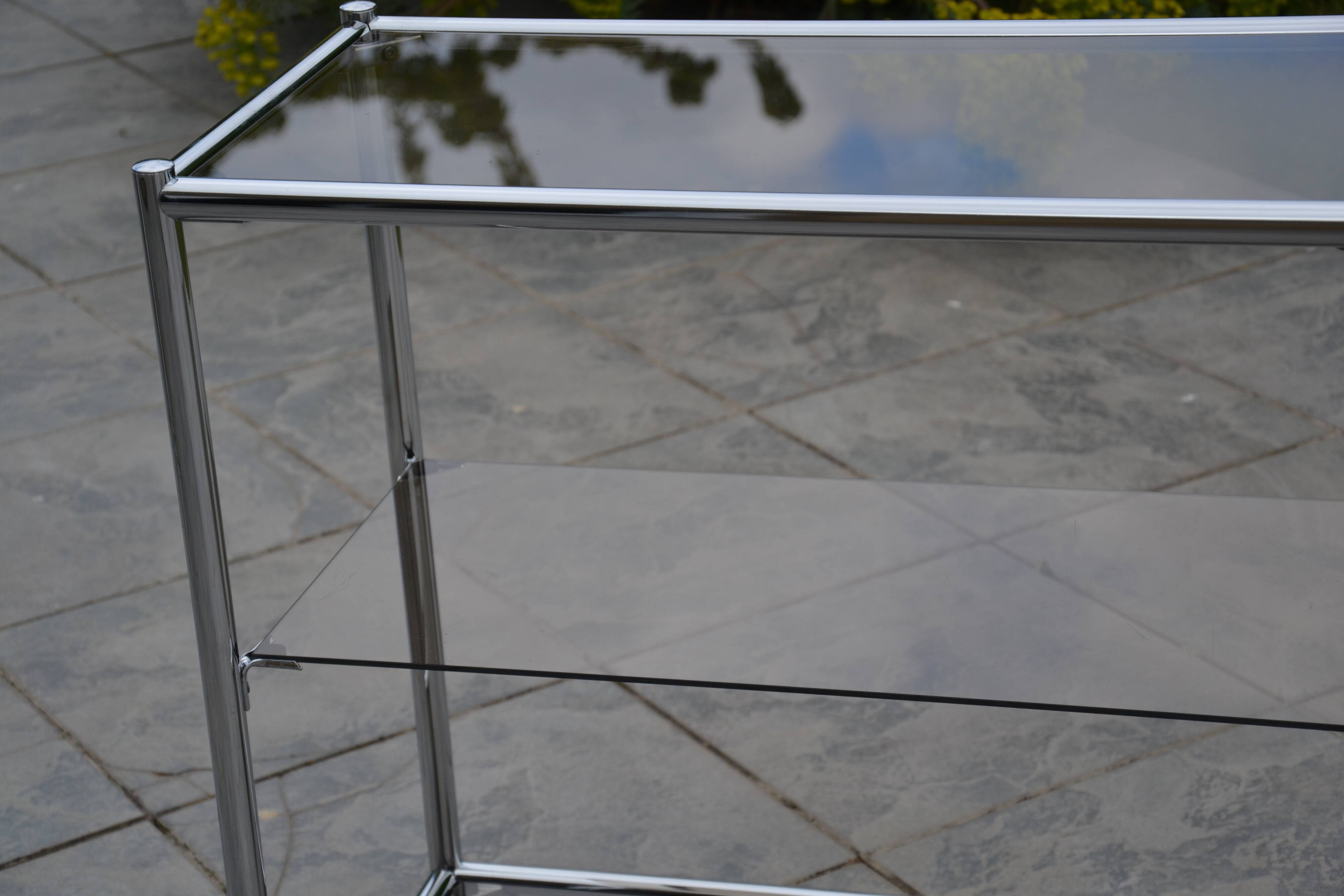 Console/étagère sur pied en acier chromé et verre fumé