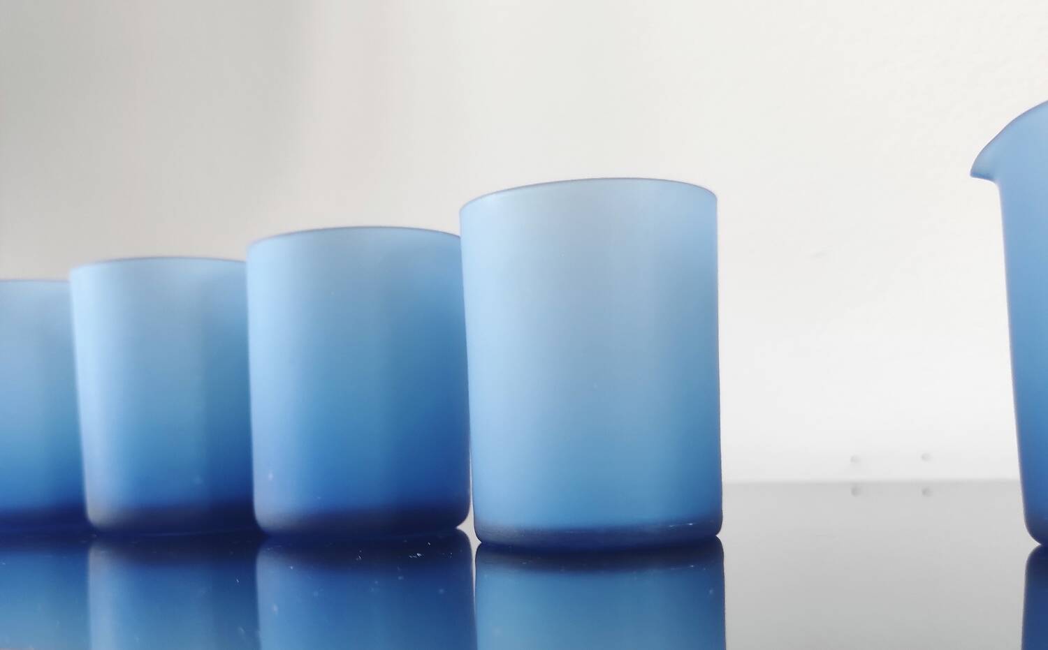 Ensemble service vintage bleu givré mat – 4 verres et 1 pichet