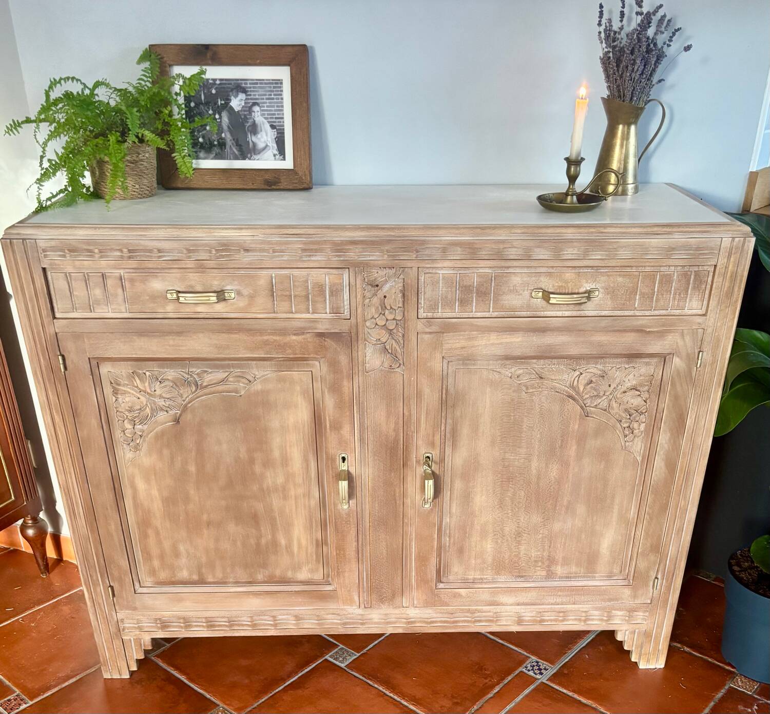 Buffet Art Déco des années 40 en bois massif blanchi – restaurer
