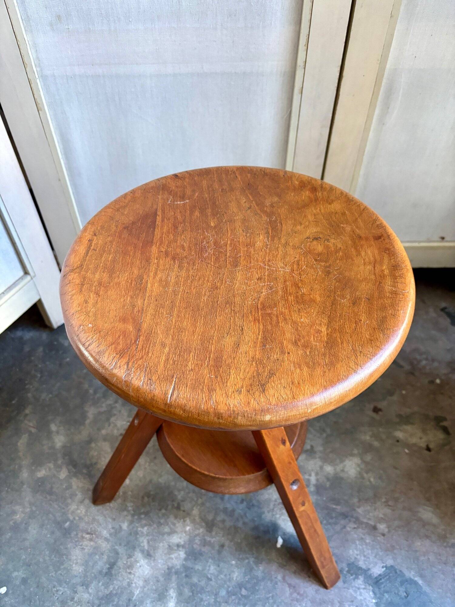 Wooden tripod stool with screw