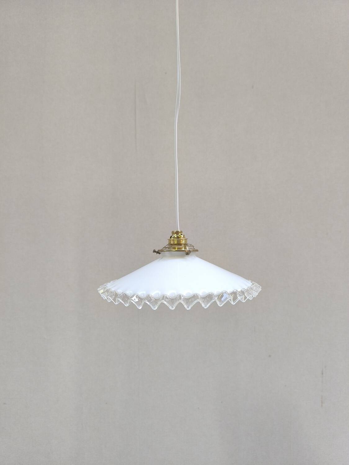 Notched opaline suspension