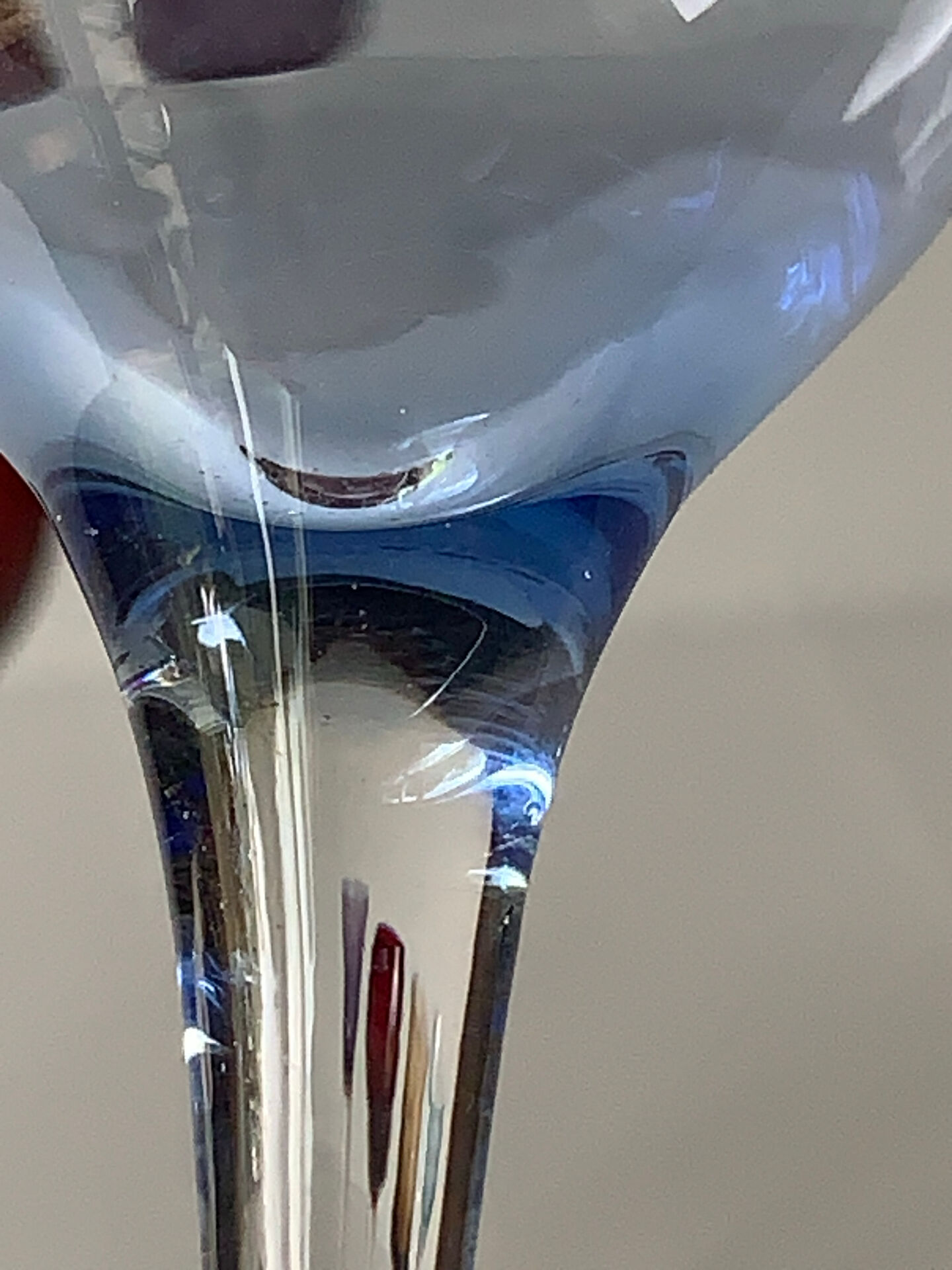 Cinq verres à liqueur colorés sur pied