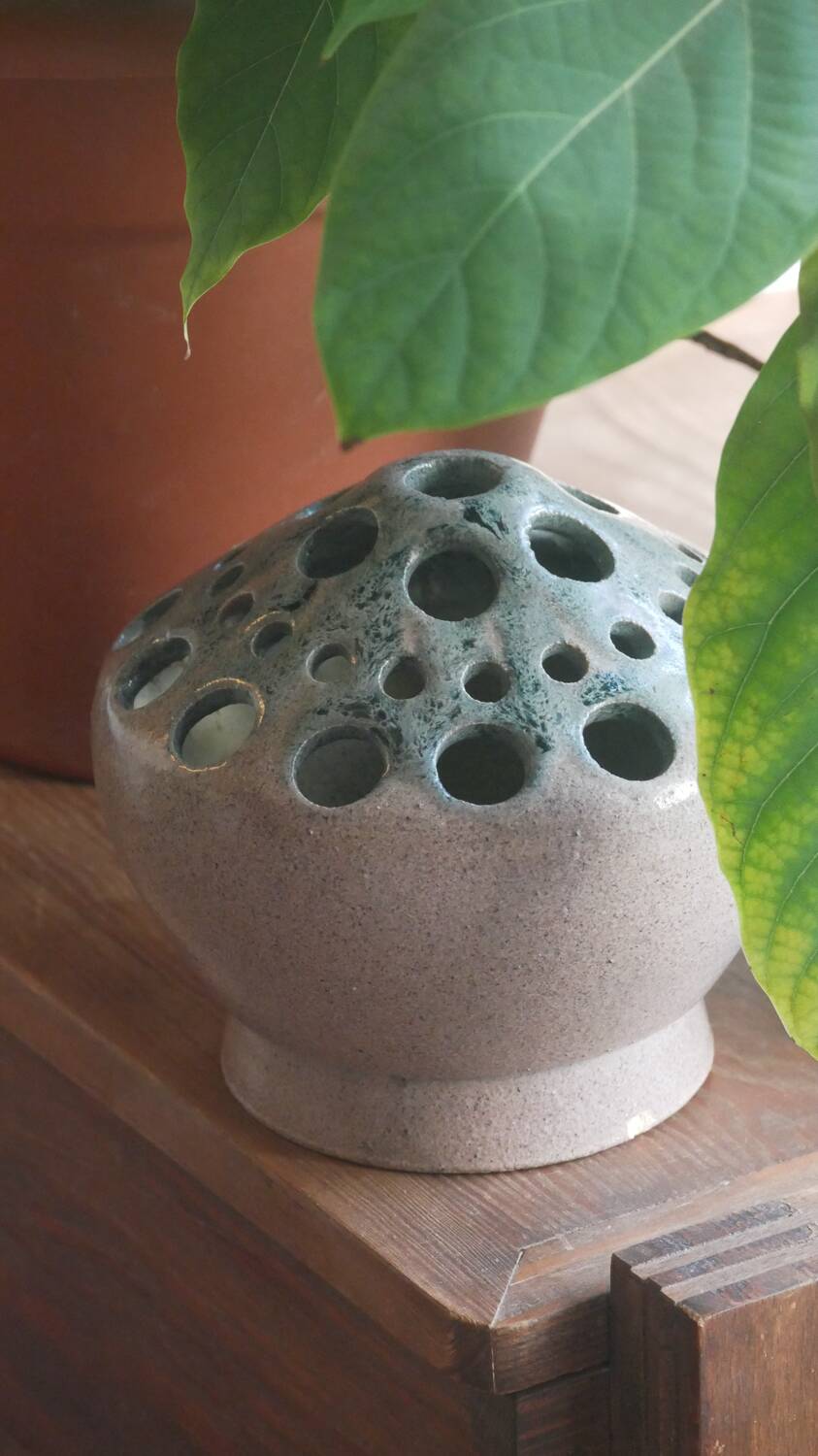 Stoneware flower holder Accolay