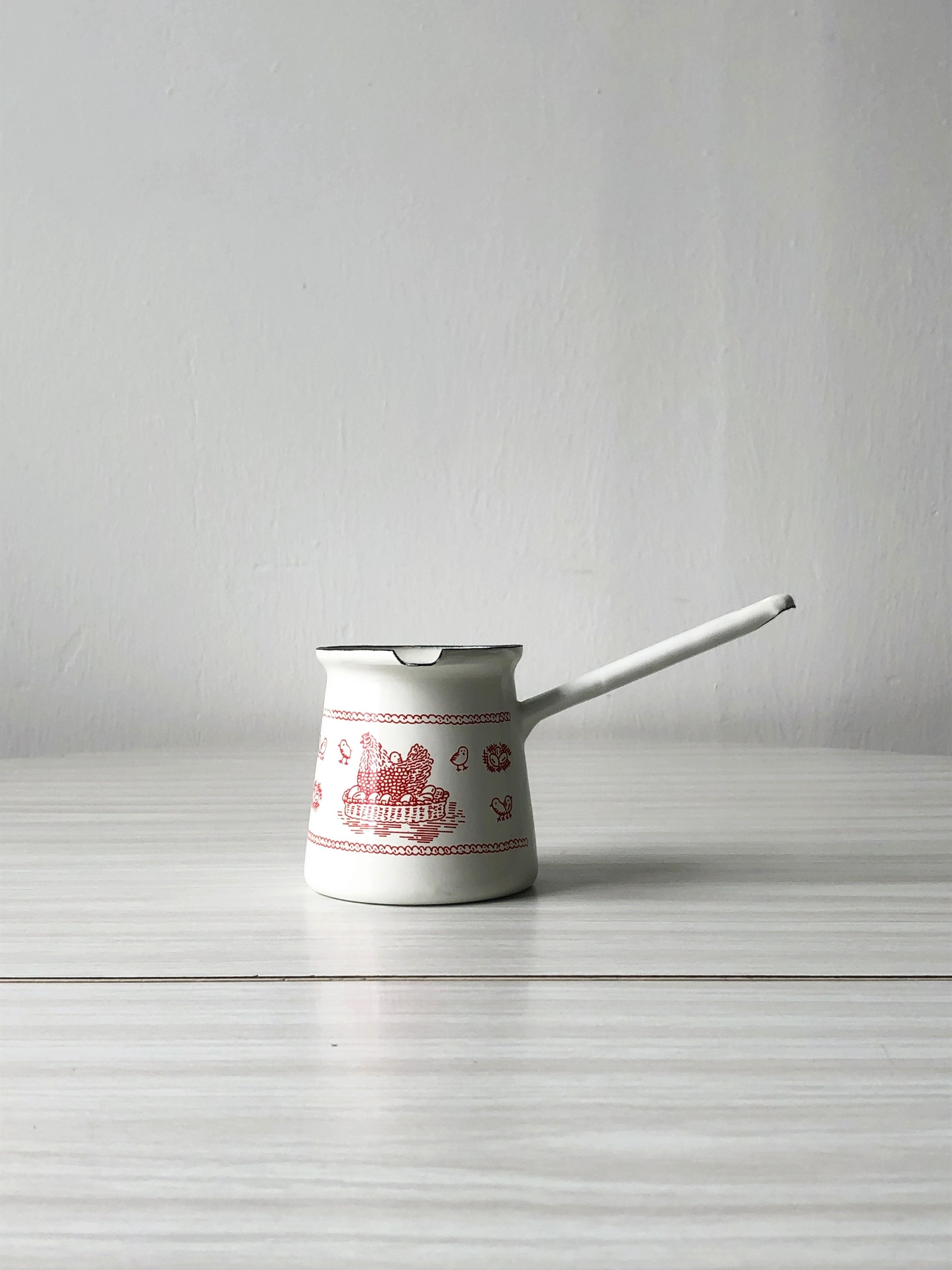Turkish coffee maker - antique milk jug in white enamel Come Poupoule Genevière Lethu.