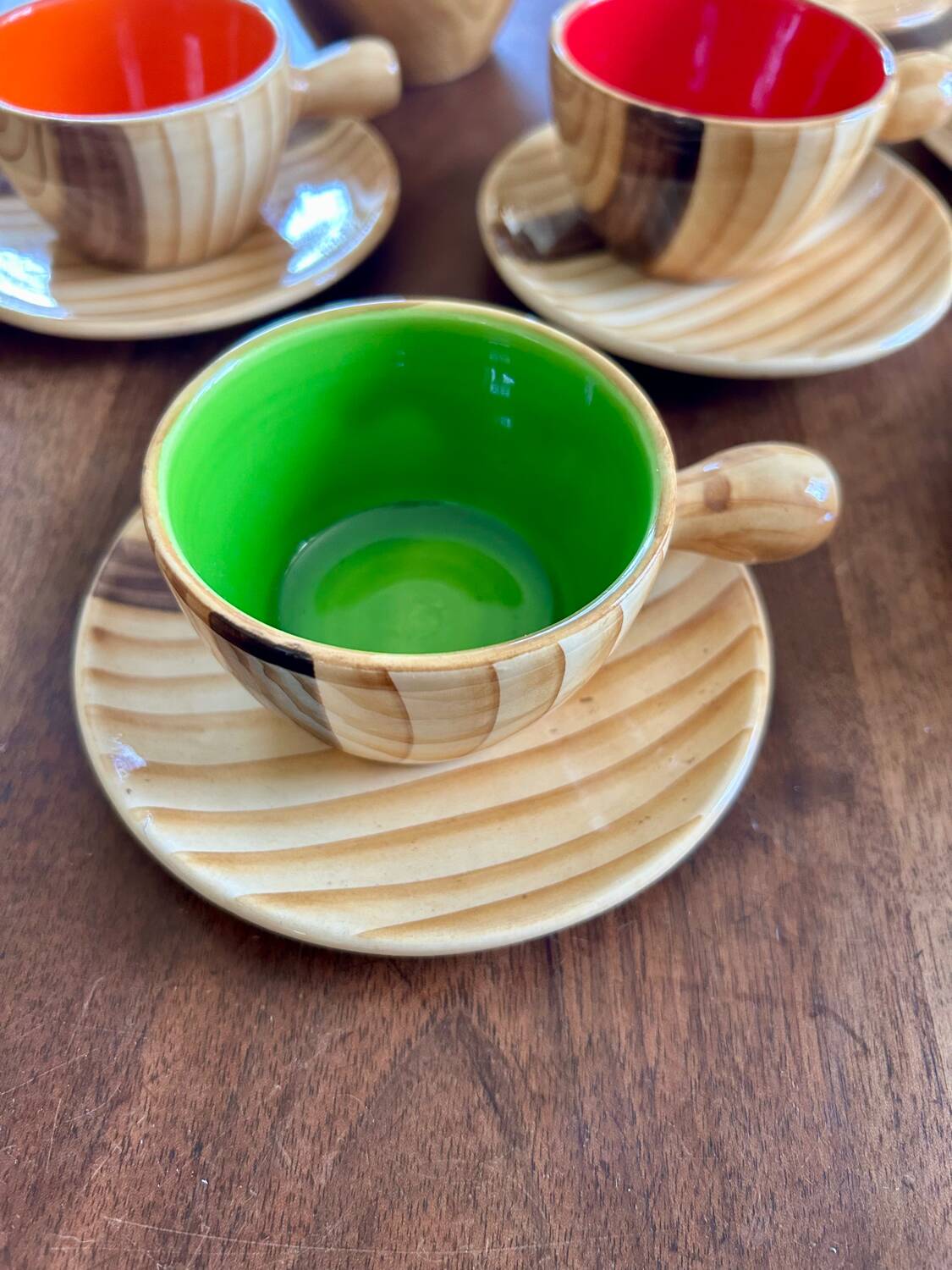 Vallauris coffee set – wood effect & colorful interiors