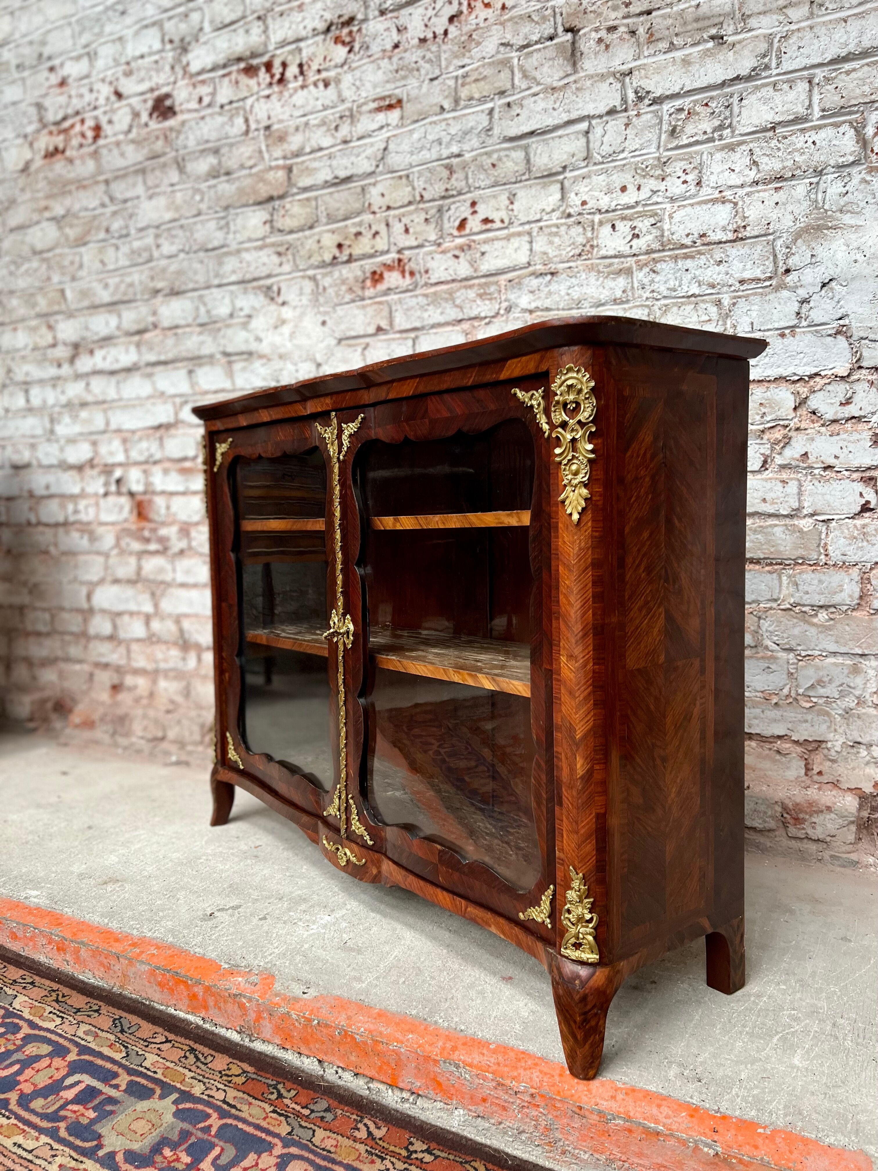 Low showcase in rosewood veneer of the regency xviii th century