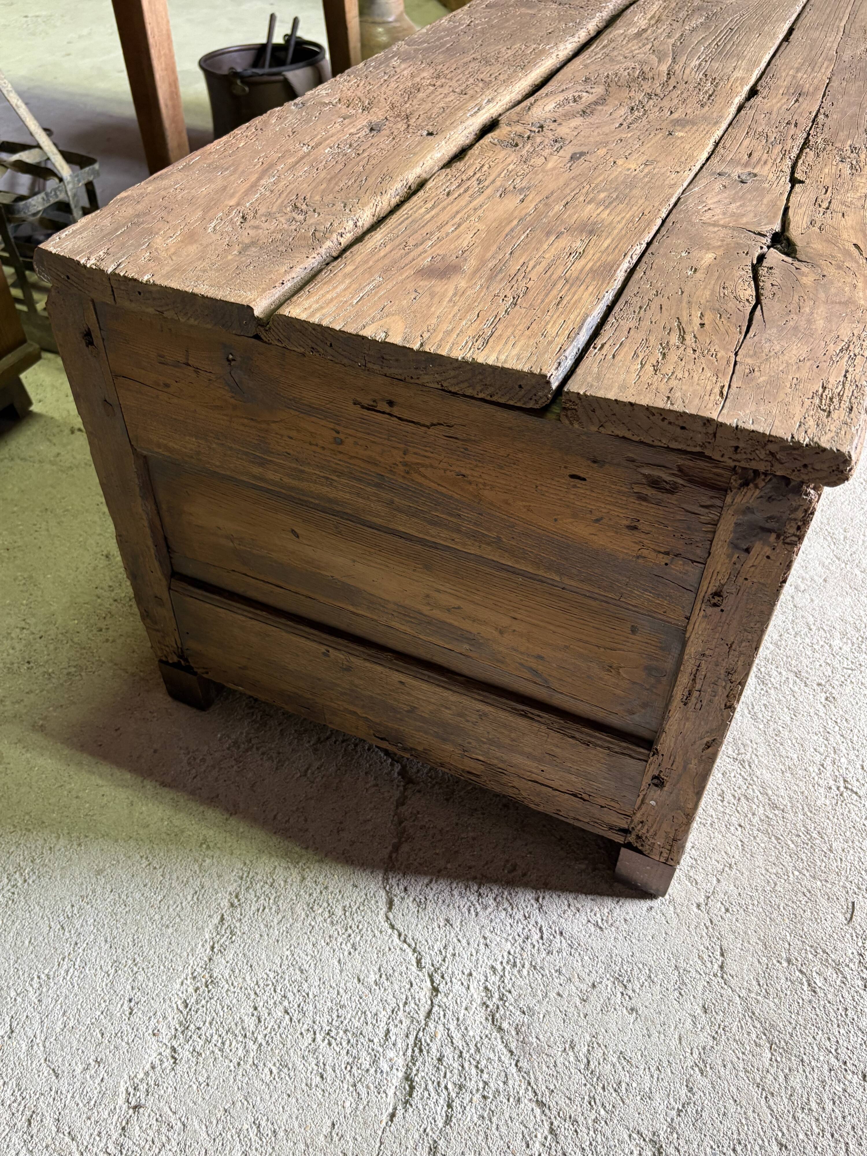 Maie ancienne en bois massif