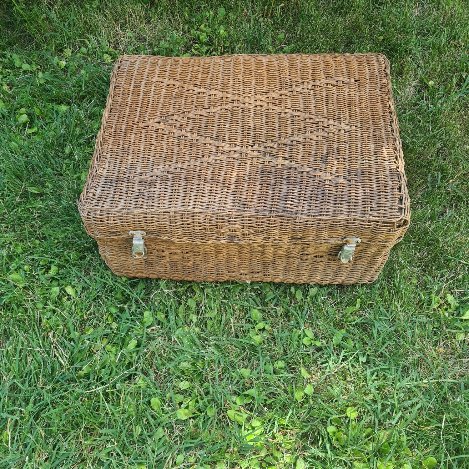 Old wicker trunk: Roch