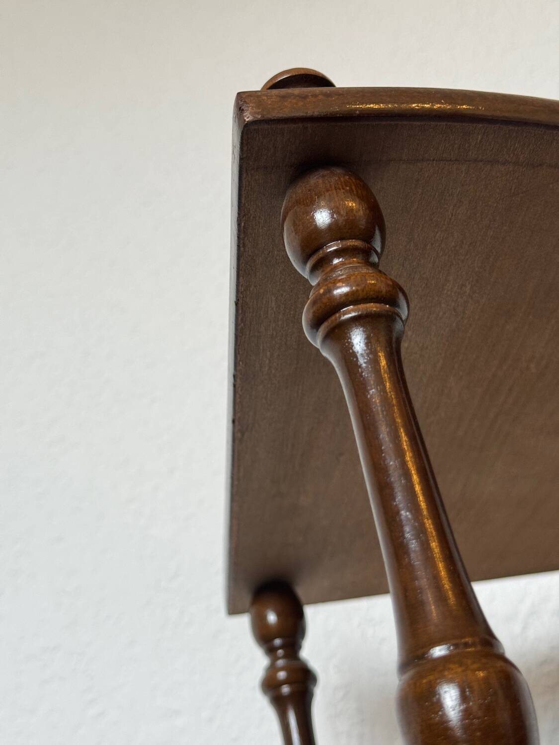 Etagère d'angle vintage en bois à trois niveaux