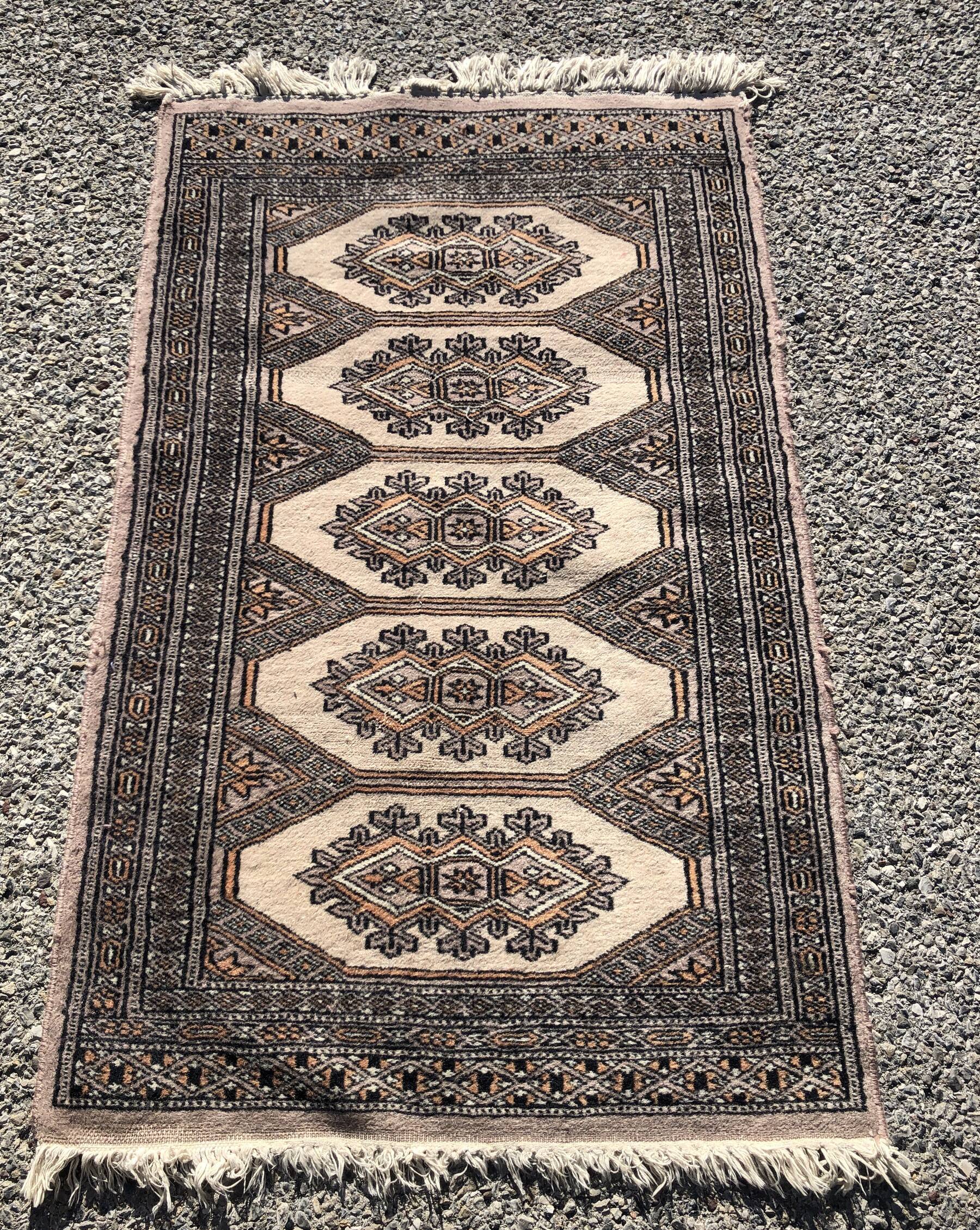 Pair of handmade Pakistani oriental rugs: 1.04 x 0.64 M