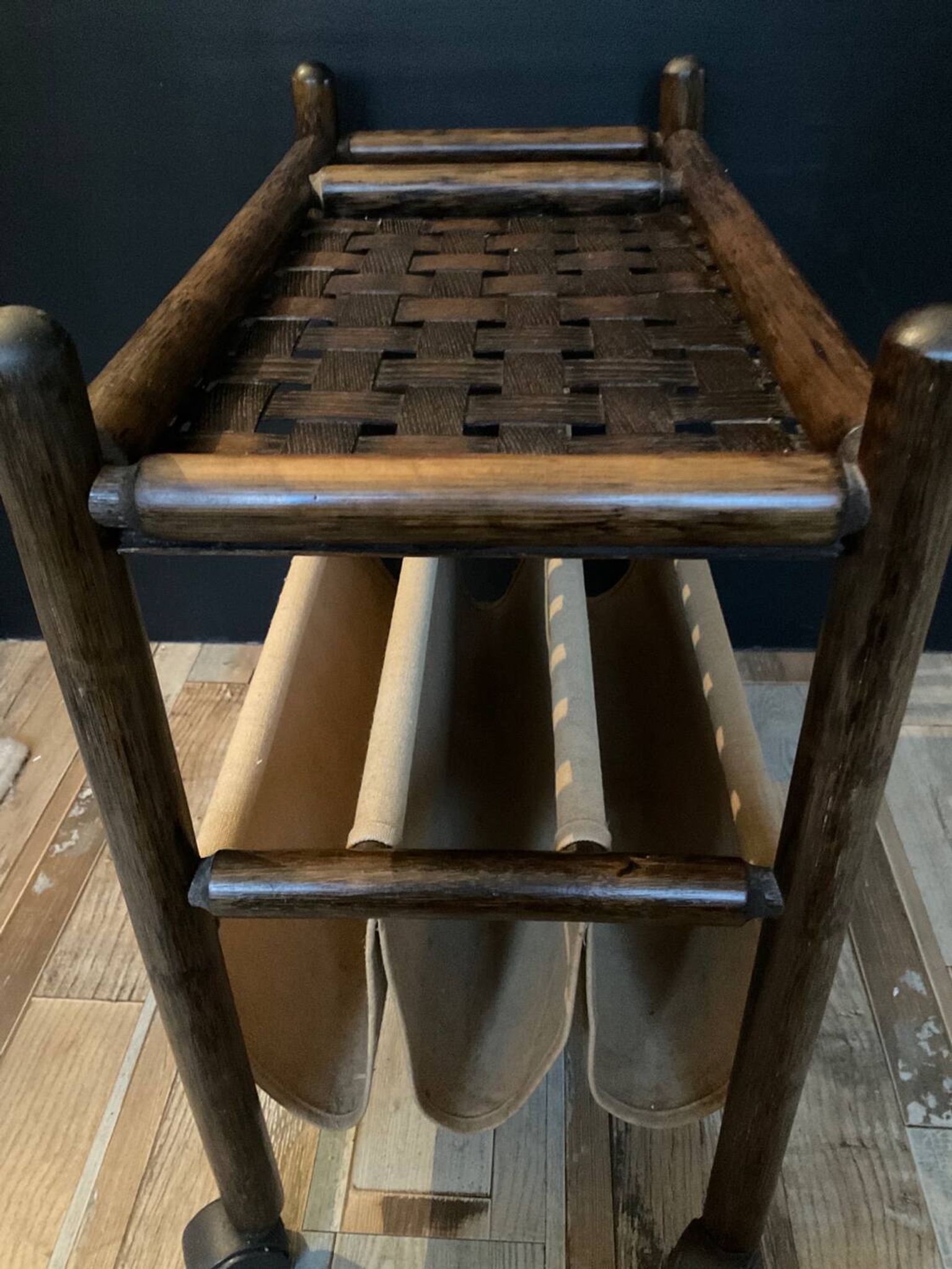 Porte revue en rotin vintage sur roulettes