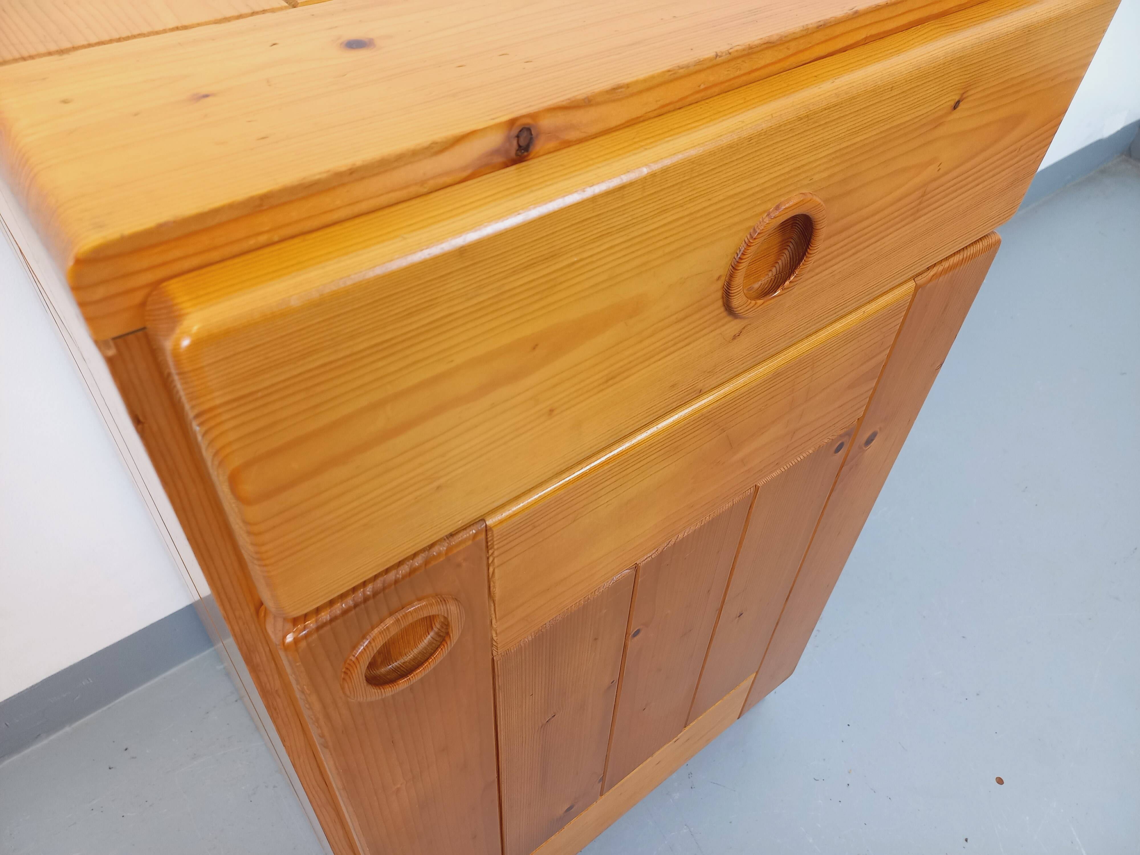 Meuble de rangement sélectionné par Charlotte Perriand Les Arcs vintage en pin des années 60 70