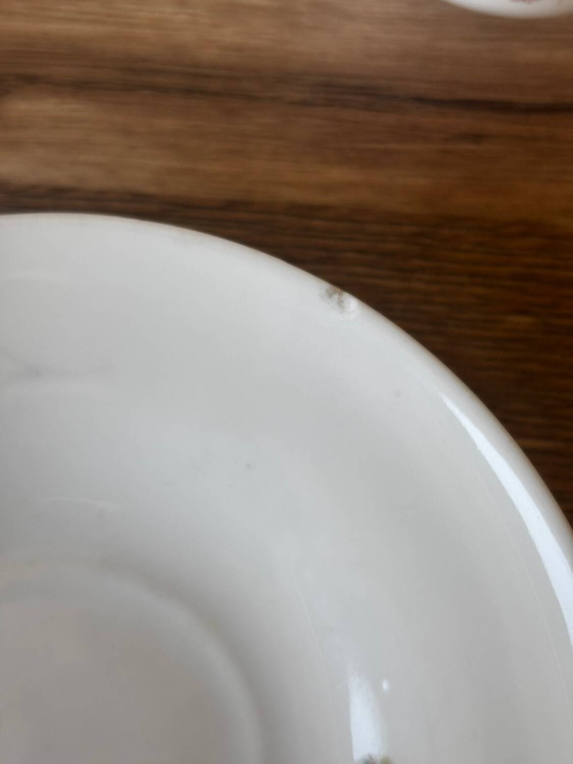 Vintage set of 7 cups and saucers in porcelain with defects.