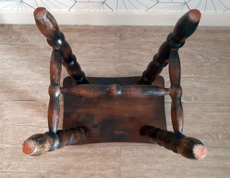 Tabouret marron en bois tourné.