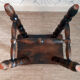 Tabouret marron en bois tourné.