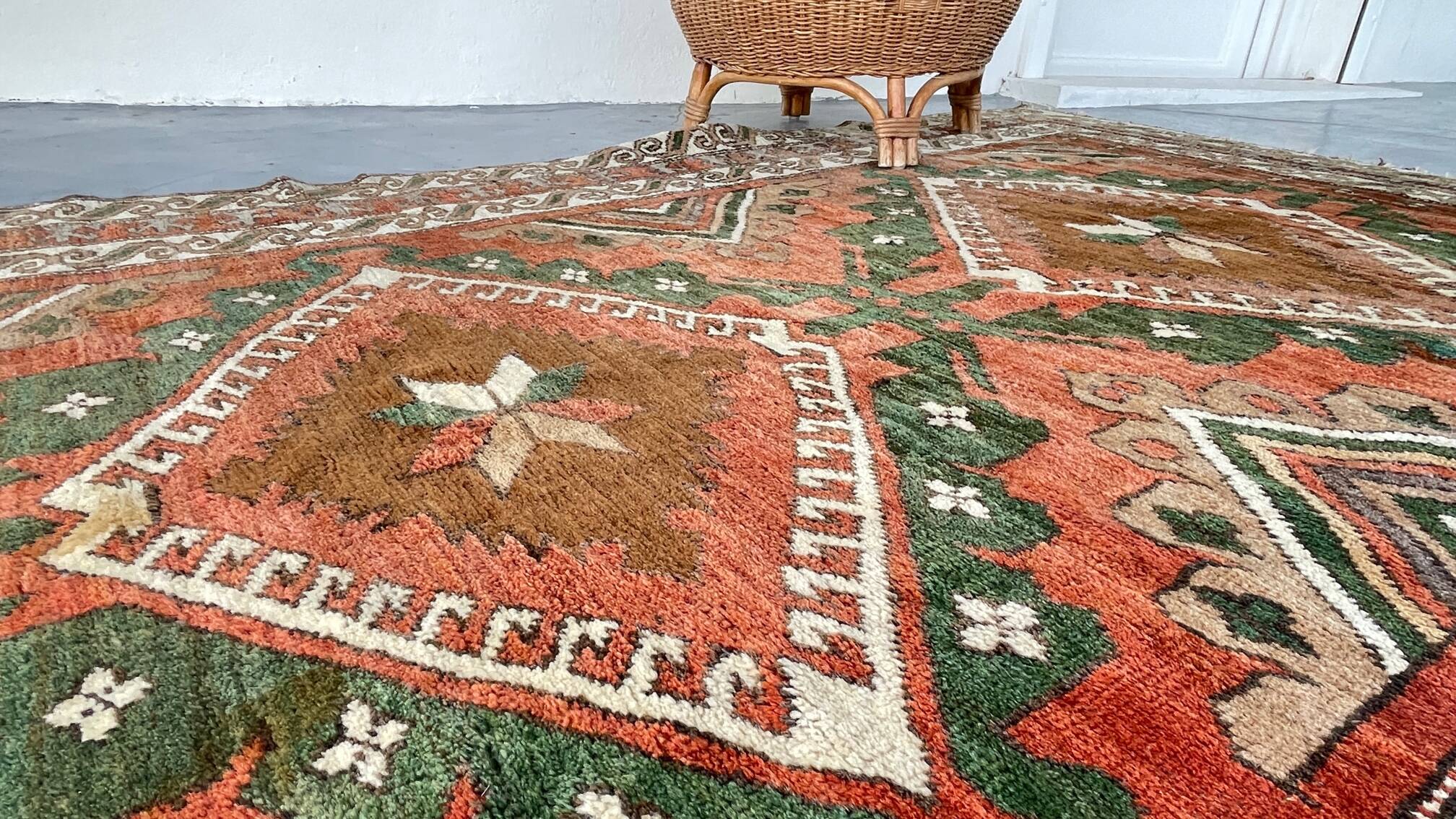 Vintage pure wool handcrafted oriental rug - 143cm x 208cm