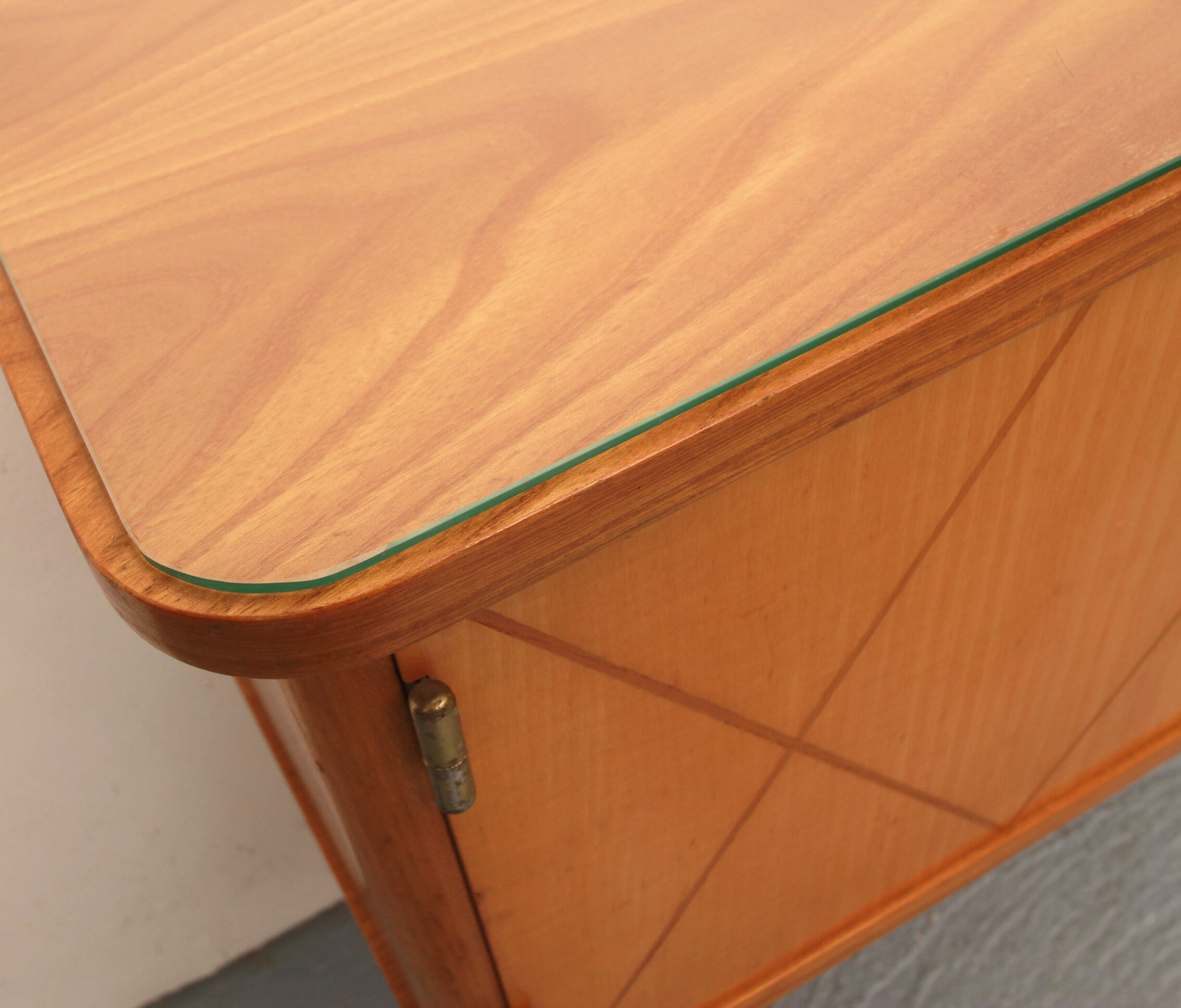 Commode des années 1950 en frêne avec incrustations