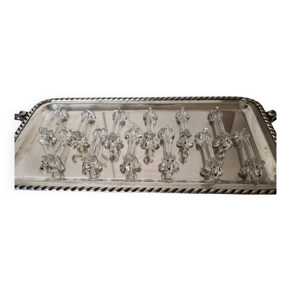 Un charmant coffret de 12 couteaux en verre moulé repose en forme de chien
