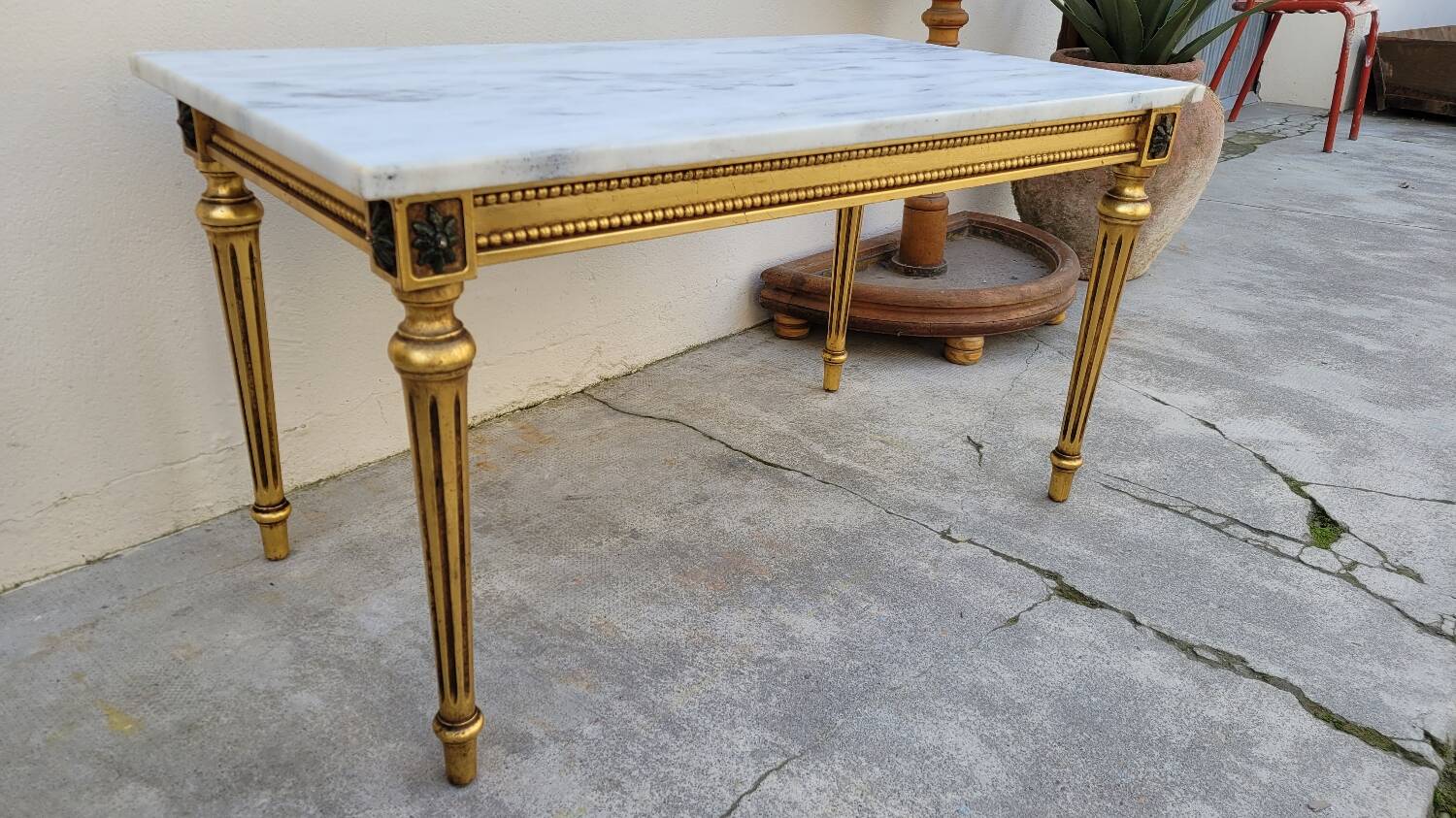 Table basse style Louis XVI en marbre et bois doré