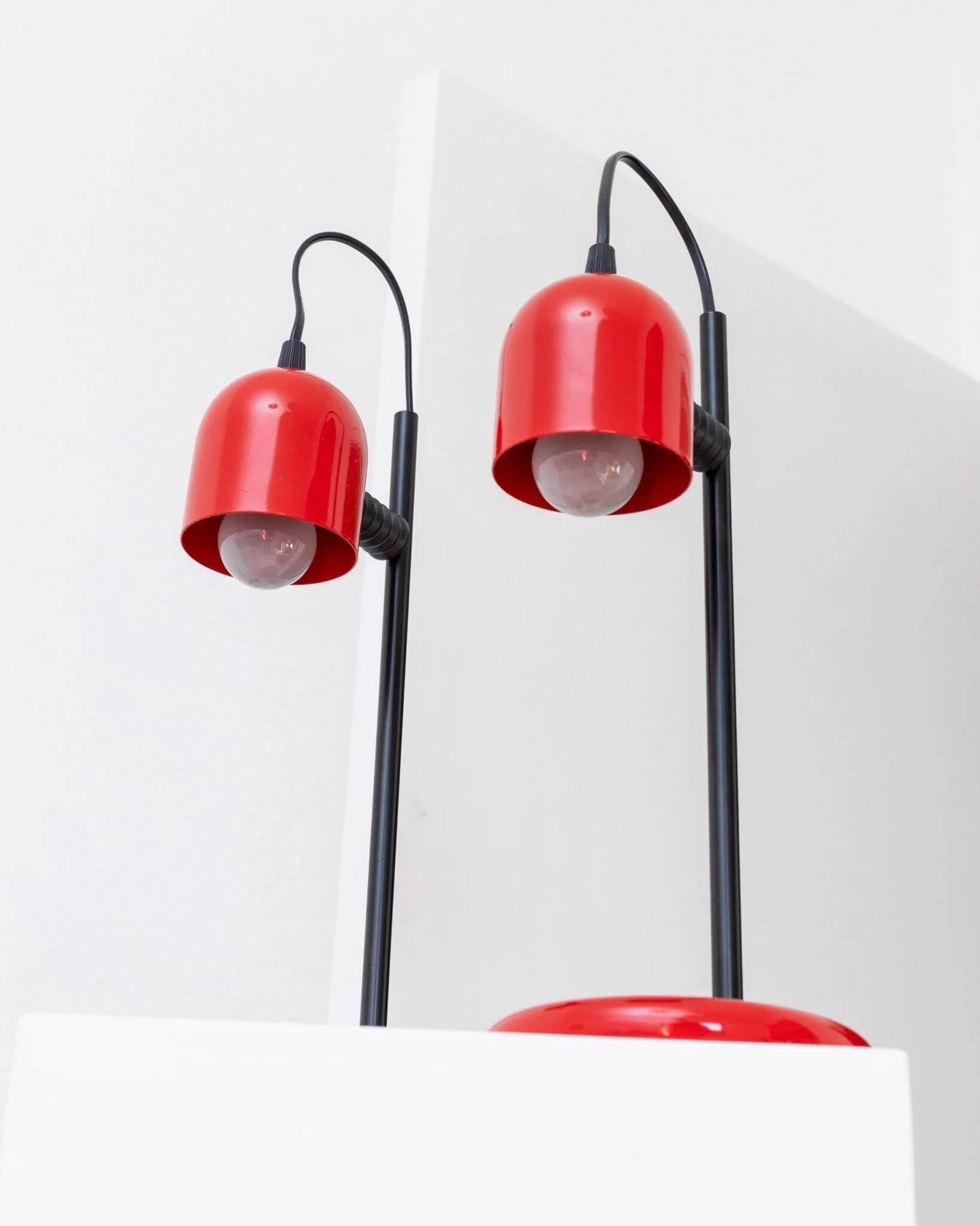 Set of 2 red metal table lamps with black stems, Memphis-Postmodern Italy 1980s