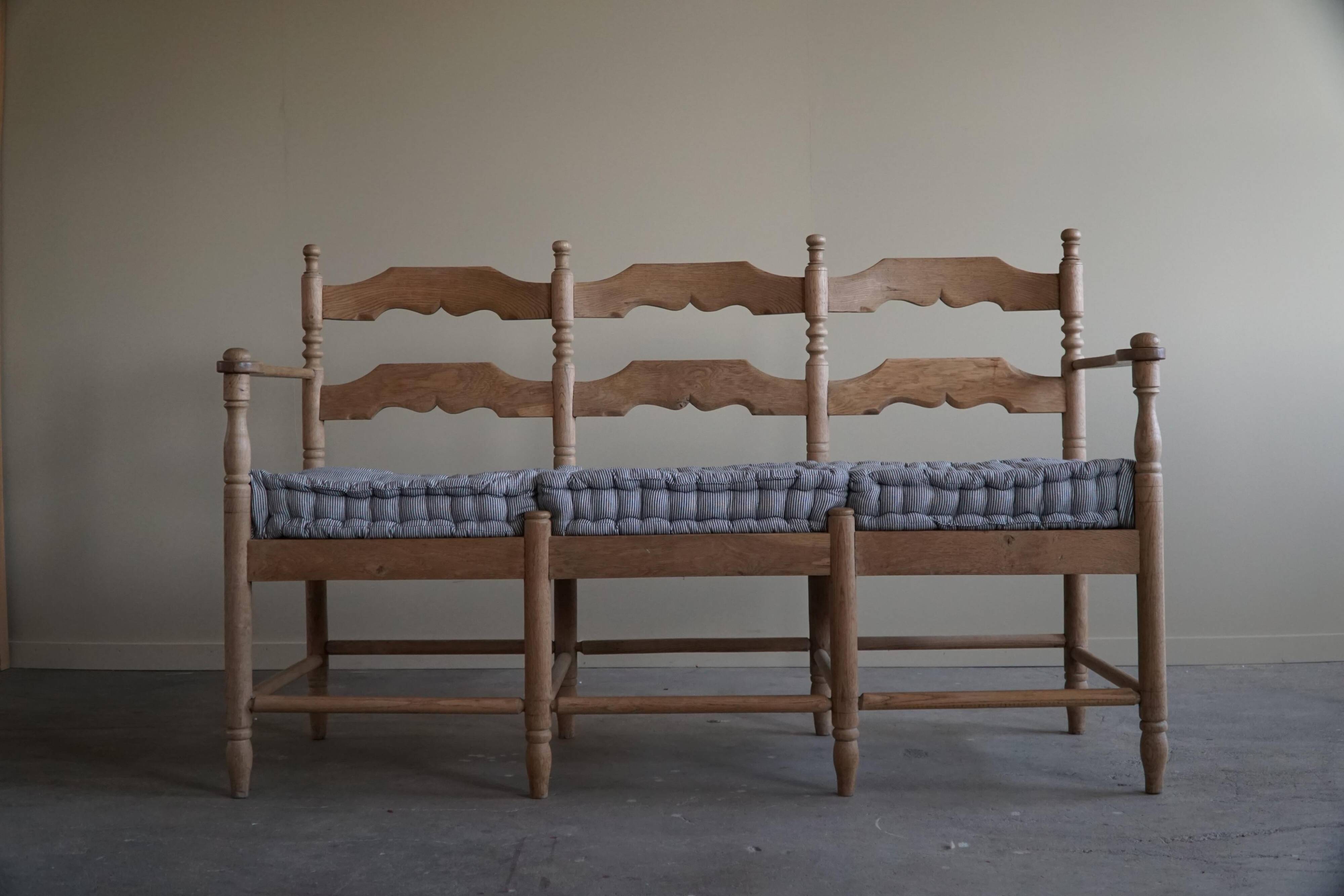 Sofa / Sculptural Danish modern three-seater Scandinavian bench, made by Hans Dau, 1950s.