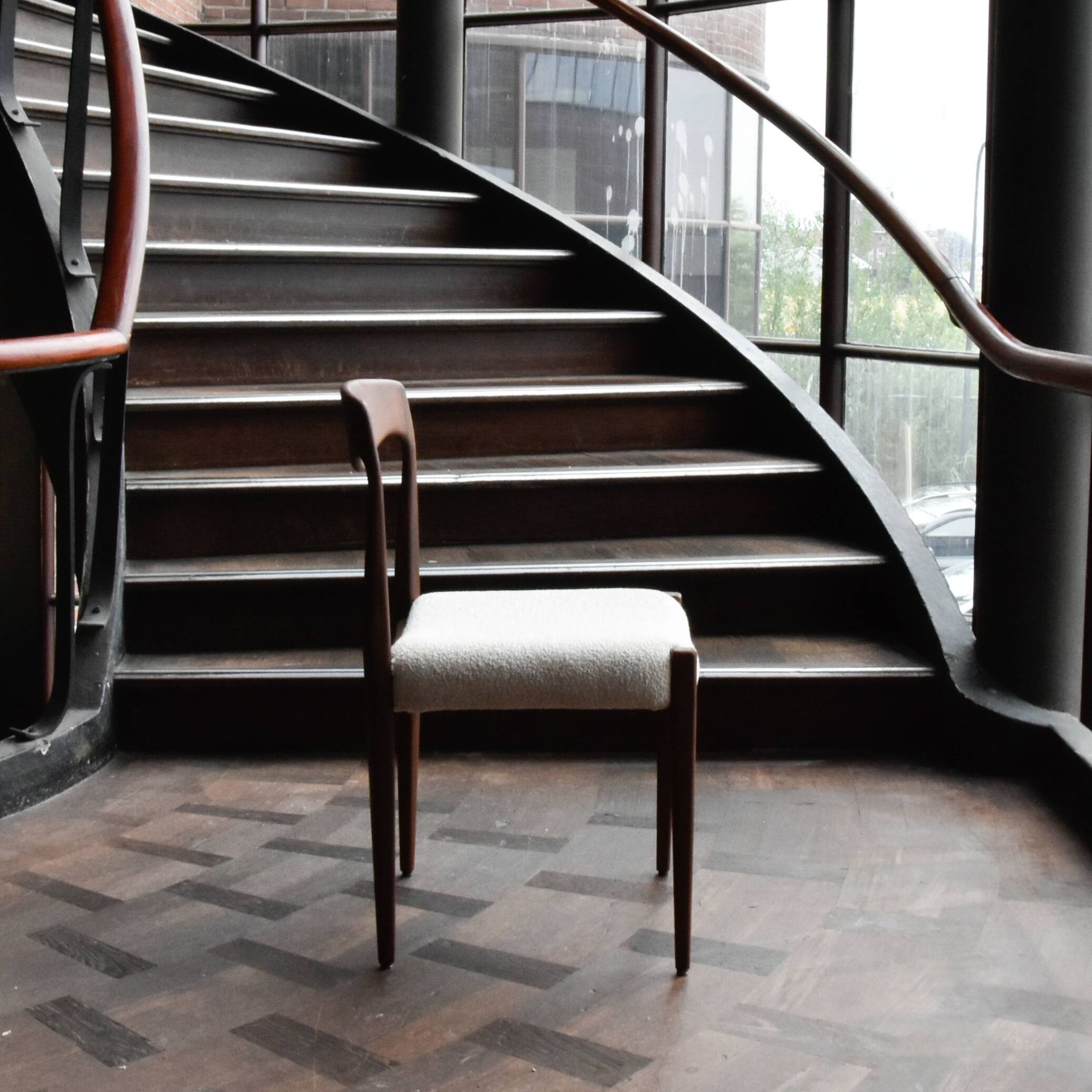 6 chaises danoises attribuées à Niels Moller
