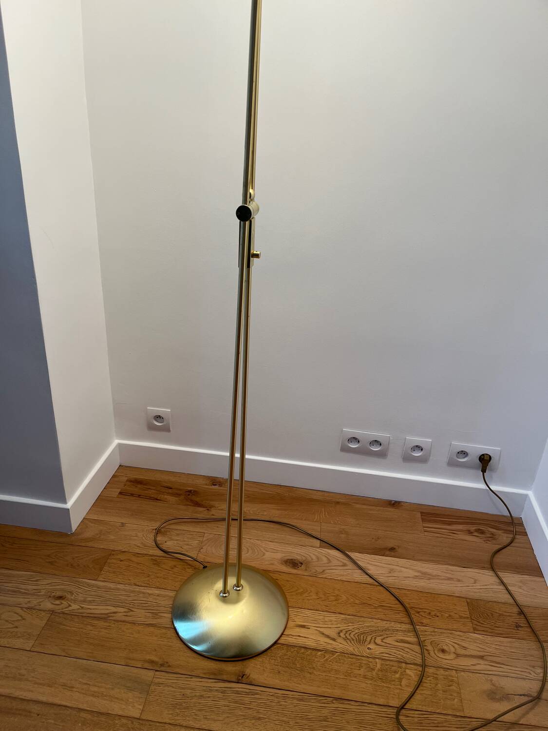 Vintage Italian floor lamp from 1983 in gilded brass and opaline glass – halogen