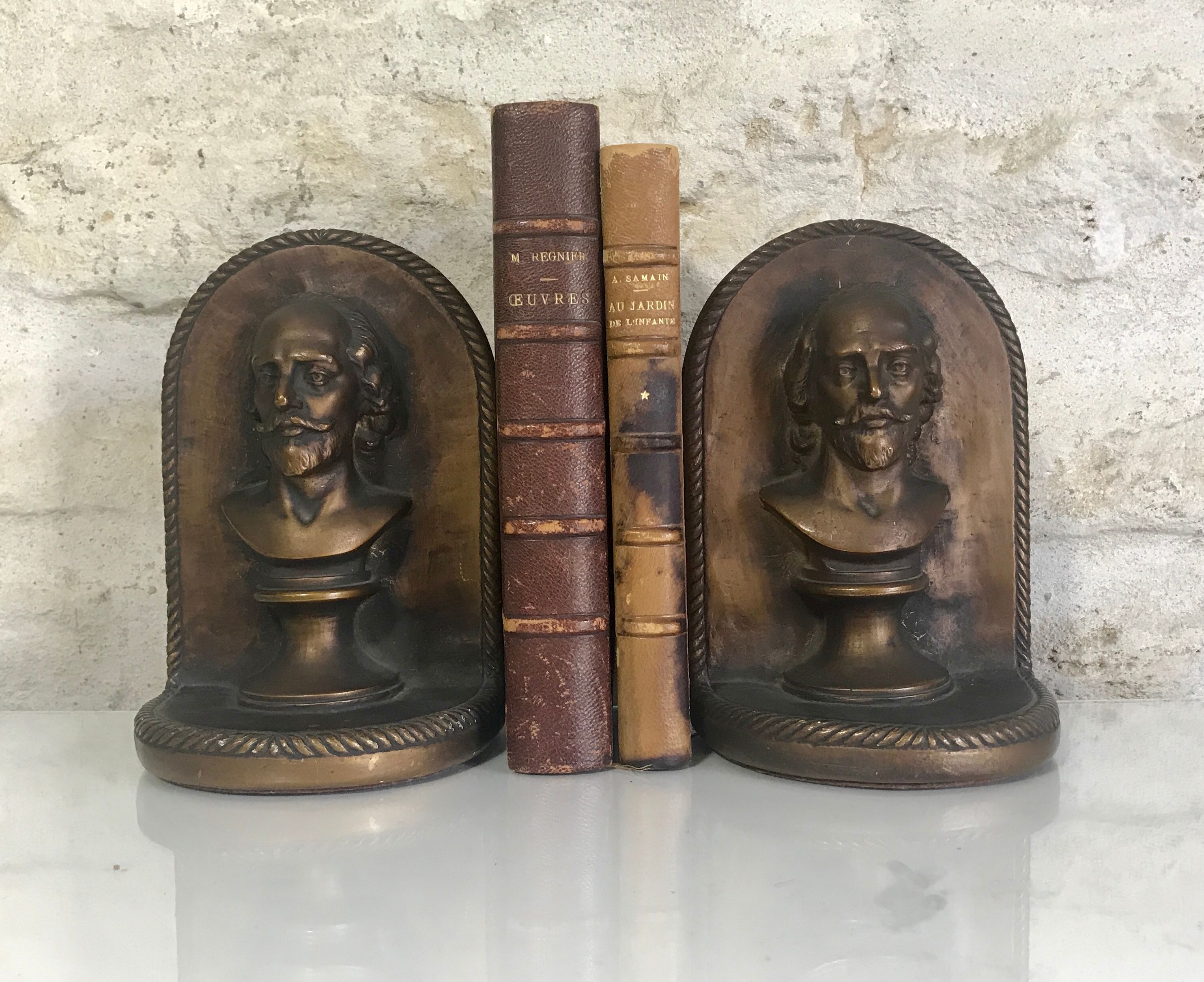 Antique bookends, Bust figure in bronze patinated plaster. 19 x 13 cm