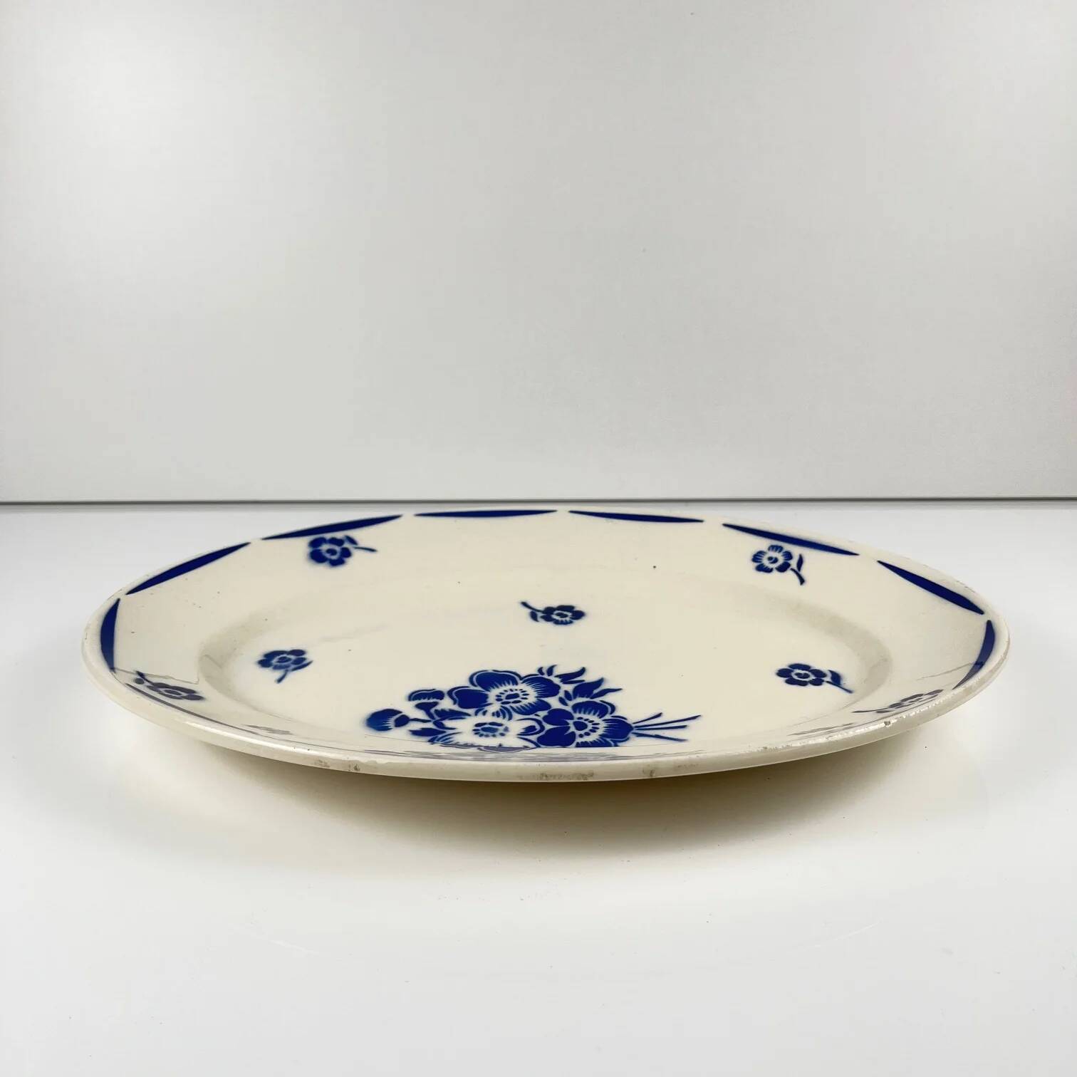 Oval half-porcelain plate from Badonviller, blue flower pattern, early 20th century.