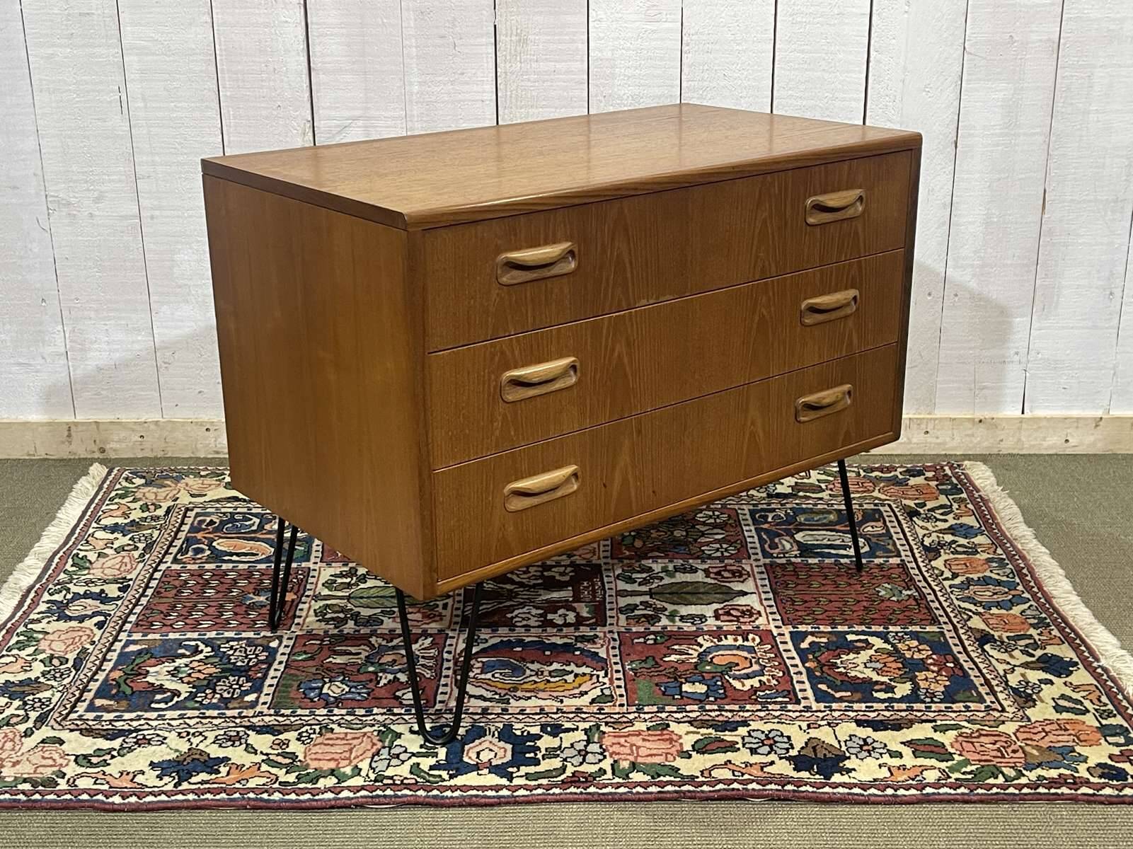 Commode 3 tiroirs GPlan en teck des années 1970 avec pieds compas
