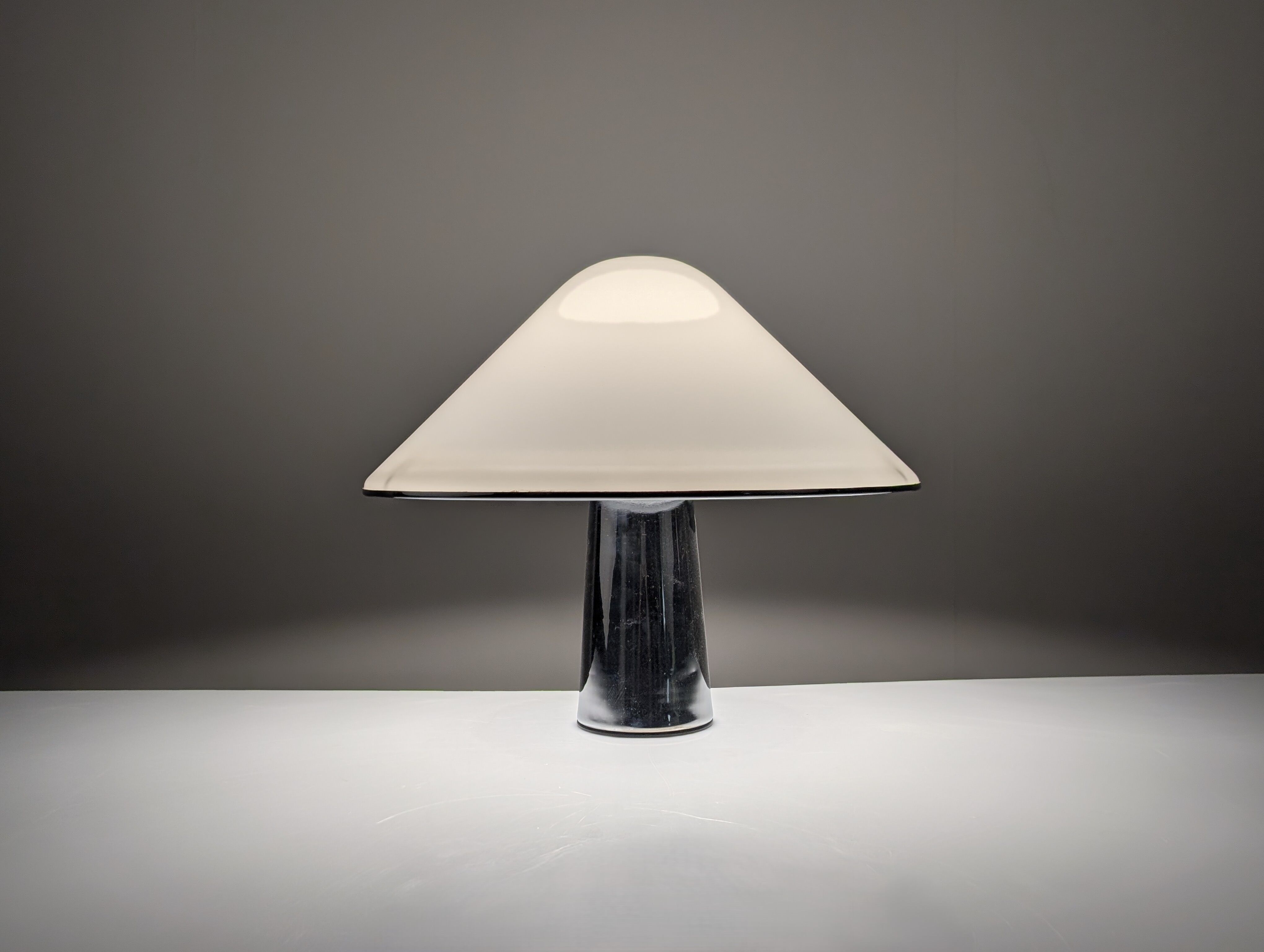 Lampe de table Elpis par Harvey Guzzini pour IGuzzini, années 1970.