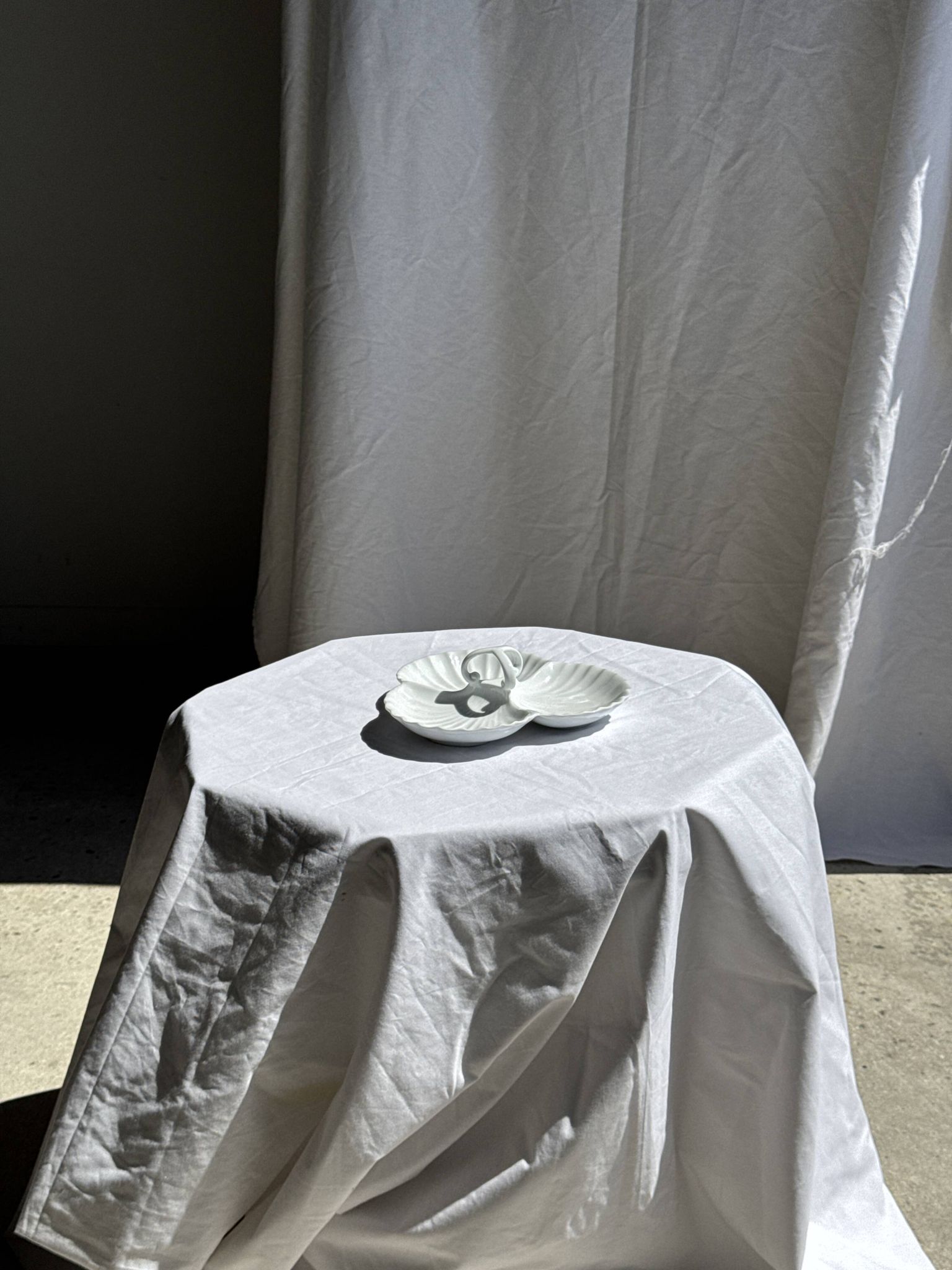 Vintage serving dish in white porcelain with shells MP Samie D26 H4