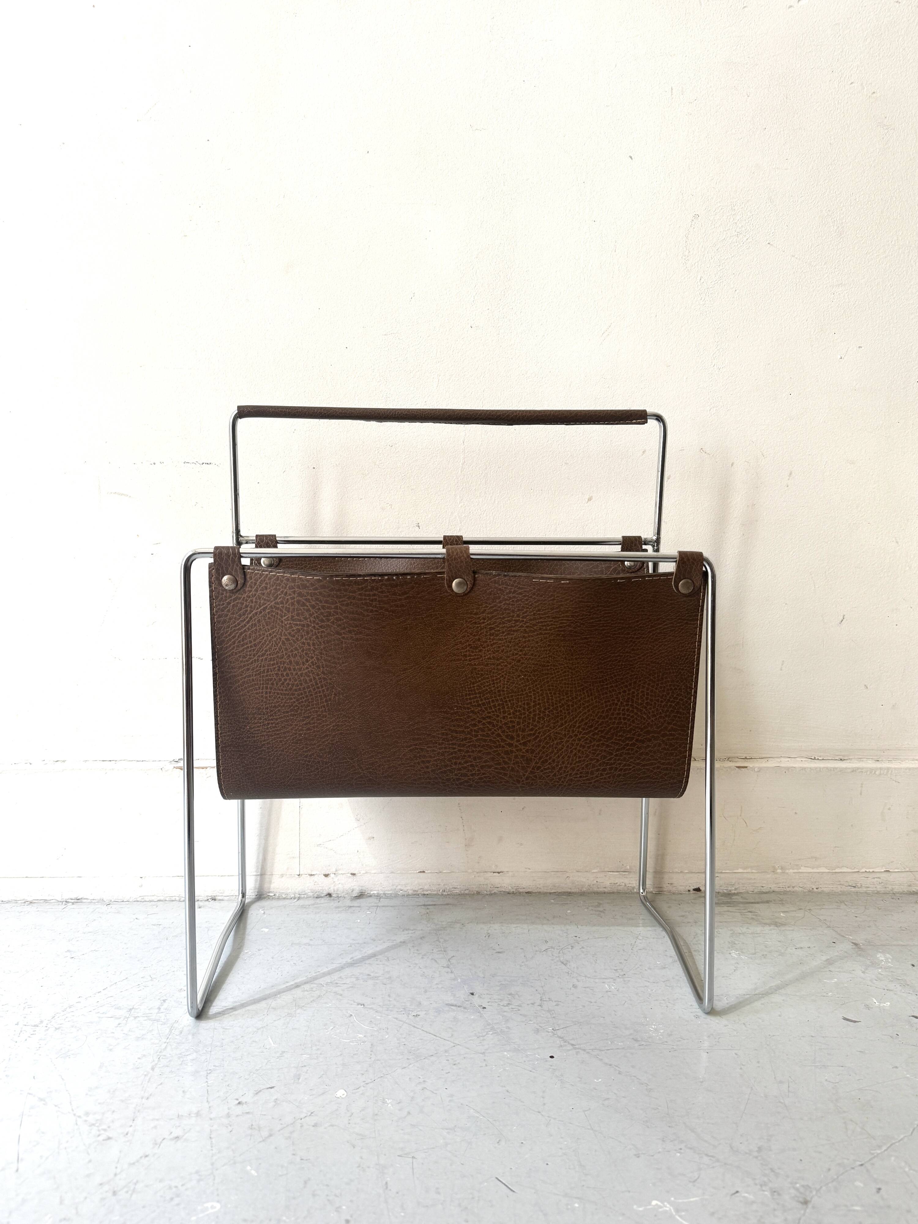Modernist magazine rack in brown leather & chrome wire metal – 1970 design