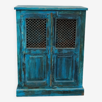 Armoire en bois ancien avec portes avec grille