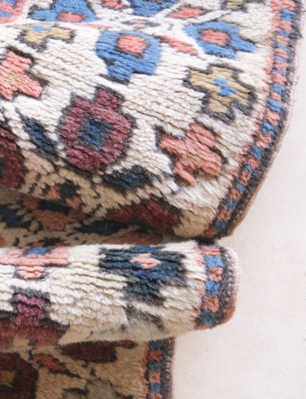 Vintage Persian rug - 209 x 151 cm