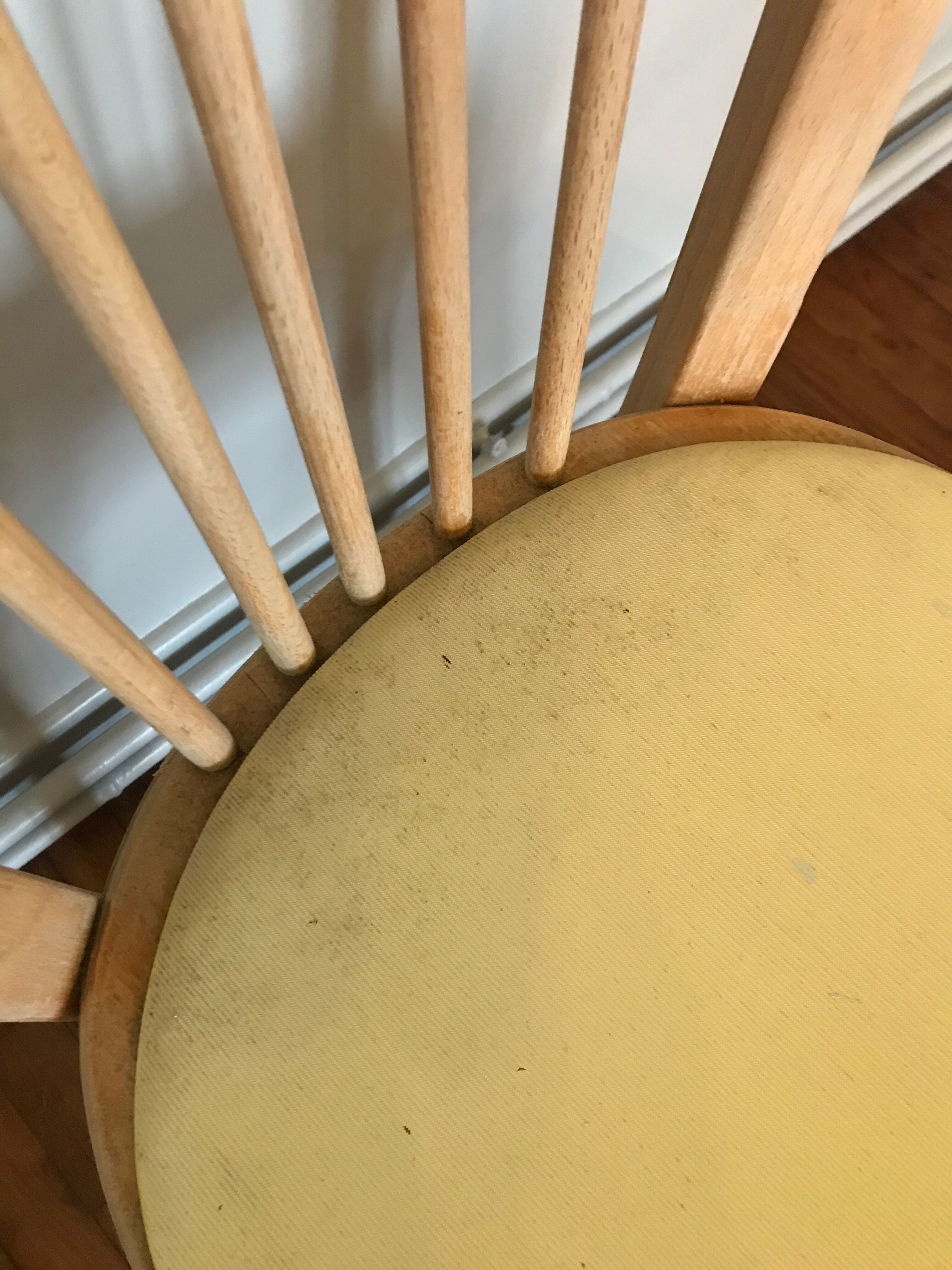 Chaise en bois et skaï jaune