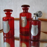 Ensemble de flacon pour salle de bain verre rouge et étain mid-century