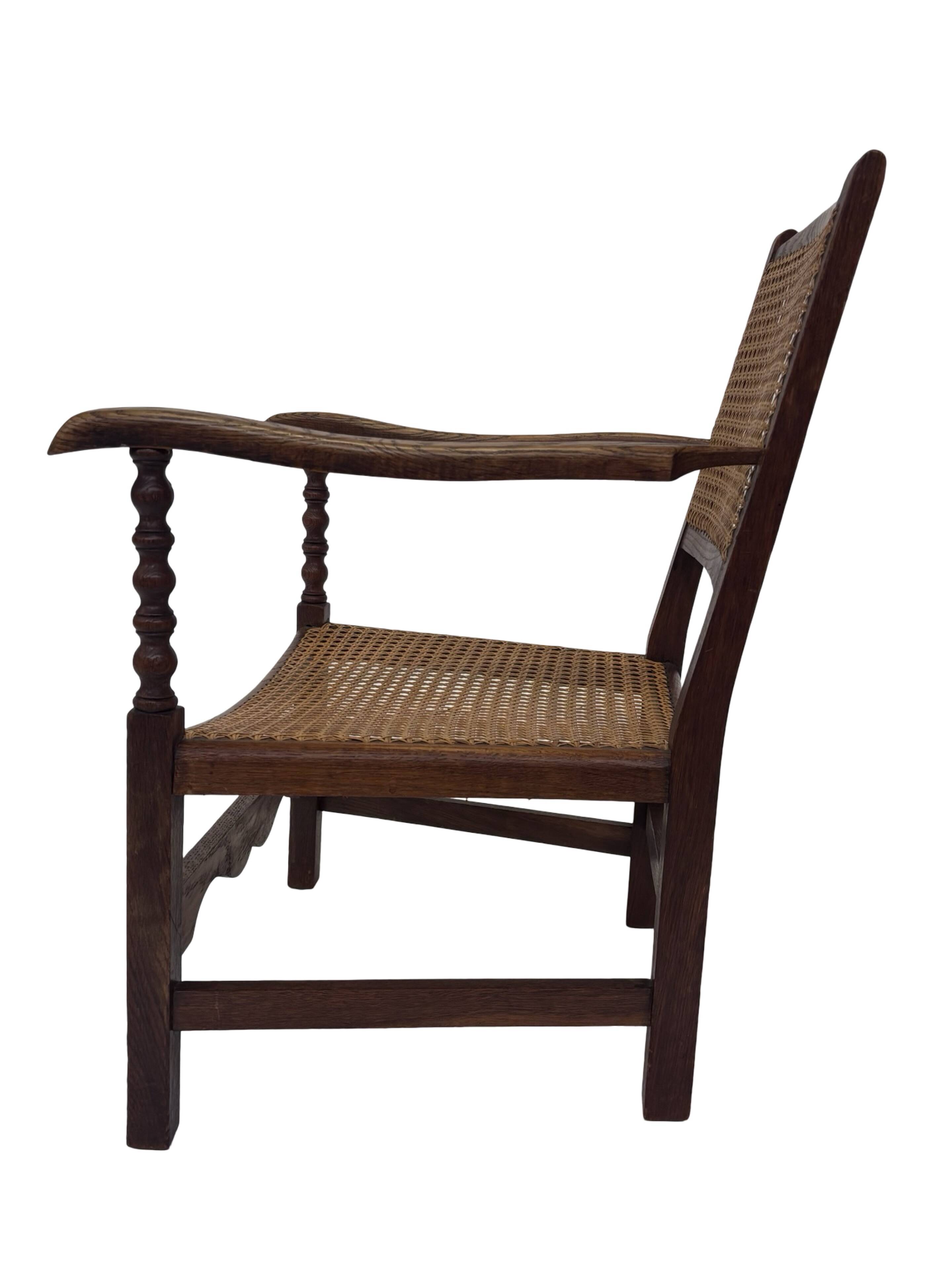 Fauteuil Art Déco en chêne tressé, design minimaliste.