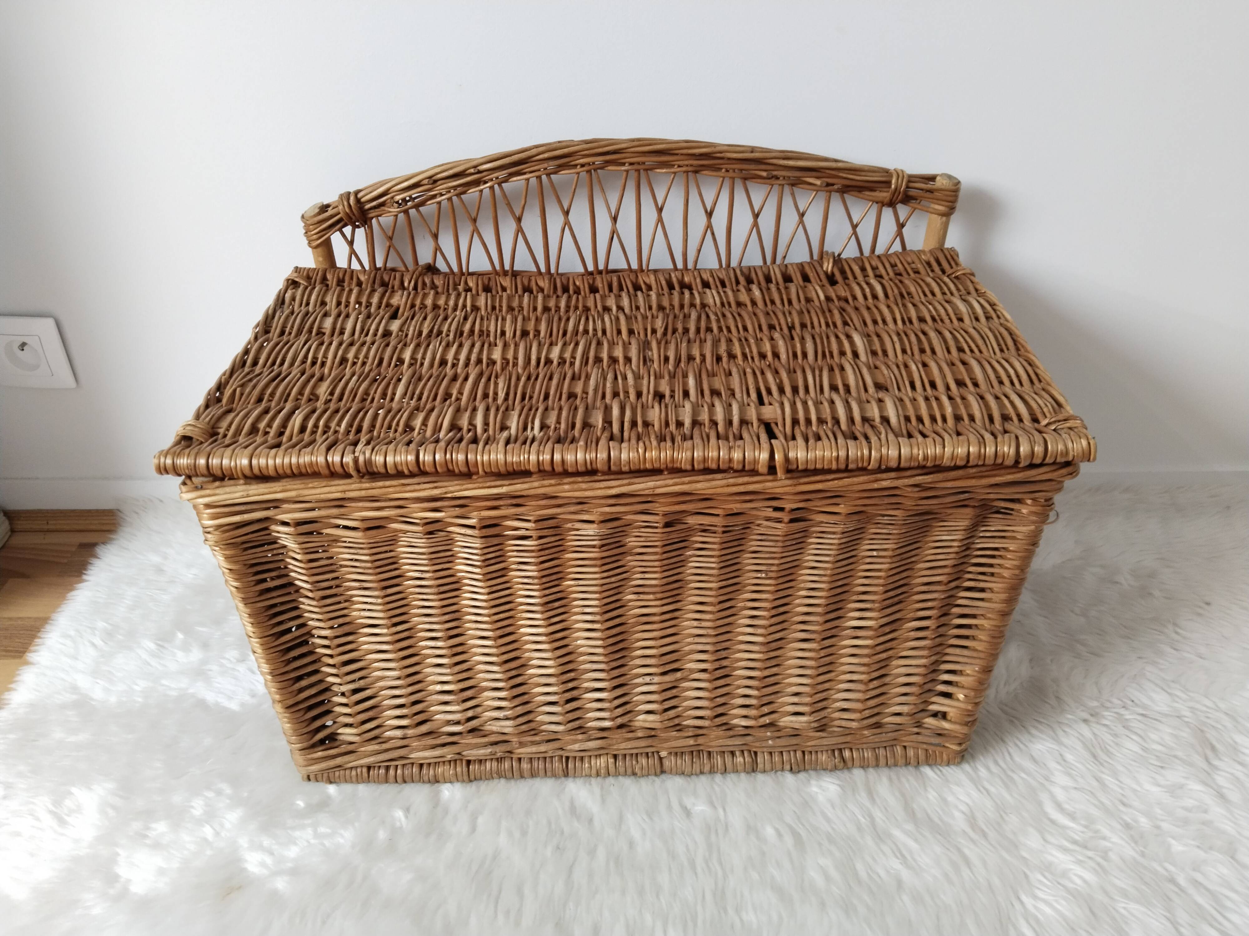 Old toy box in rattan, wicker, bench, end of bed