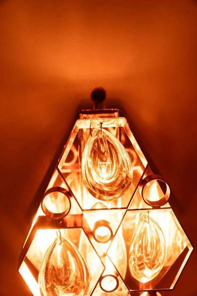 Vintage wall sconce in brass and crystal from the 1960s, Regency lamp in brass.