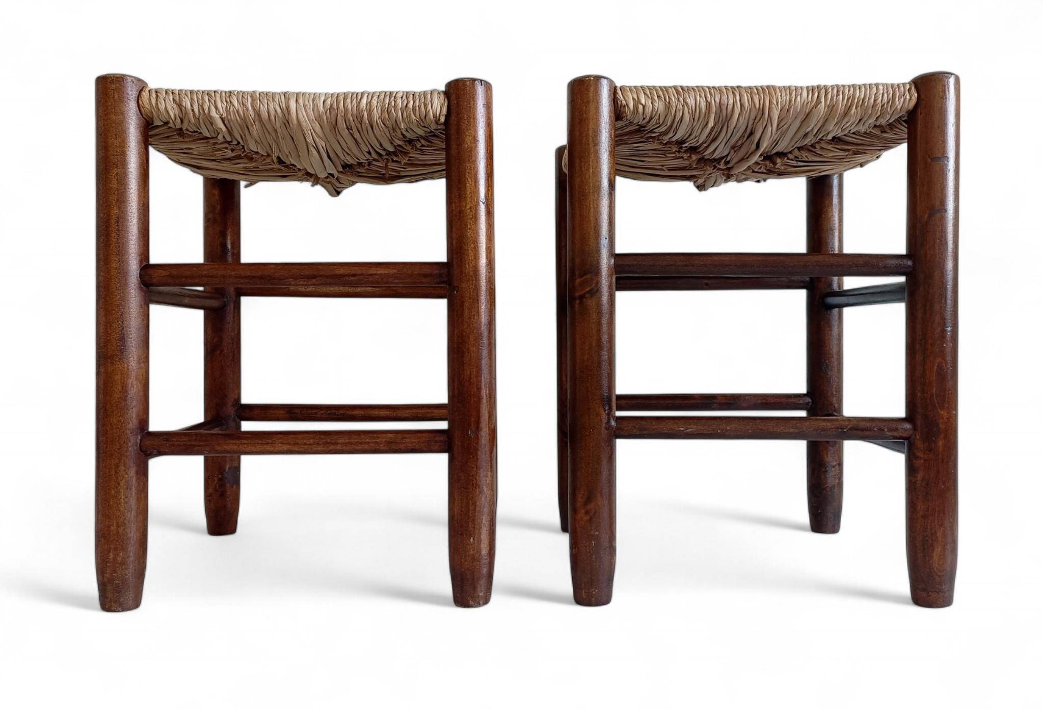 Style Charlotte Perriand, paire de tabourets en bois rustique et paille, France, vers 1950.