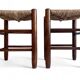 Style Charlotte Perriand, paire de tabourets en bois rustique et paille, France, vers 1950.