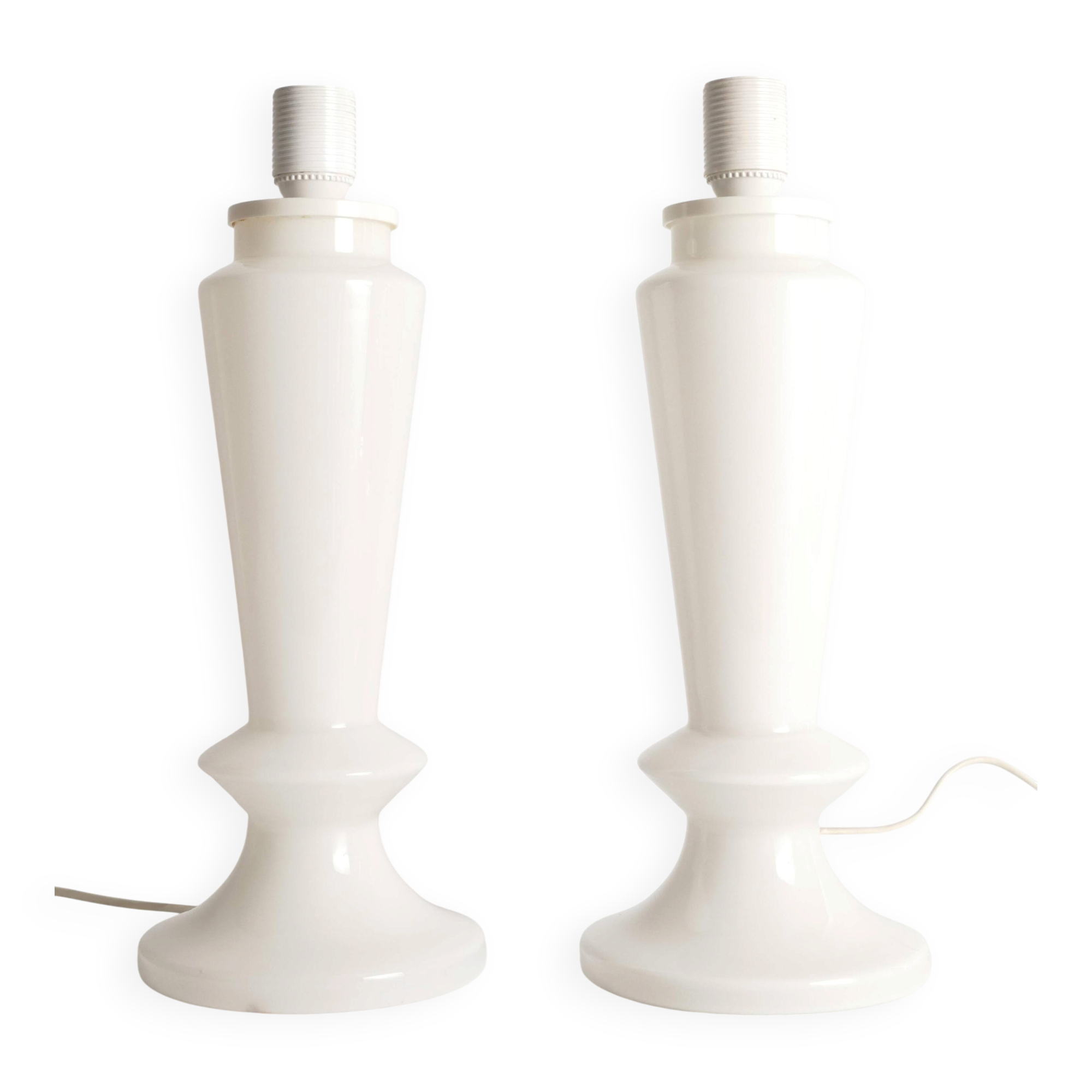 Paire de lampes de table en verre opalin de style mid-century moderne, Suède, ensemble de 2