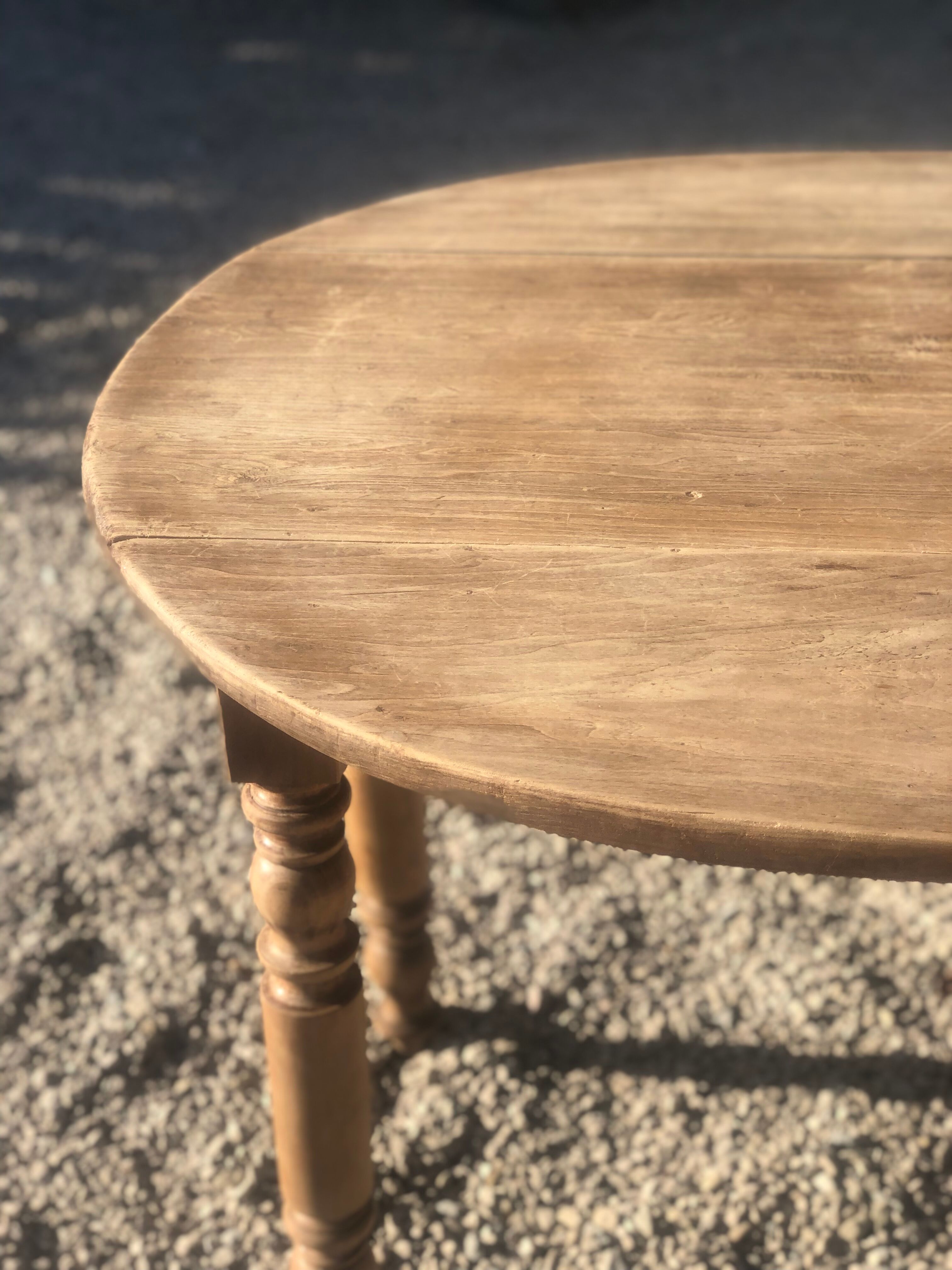 Oval flap table