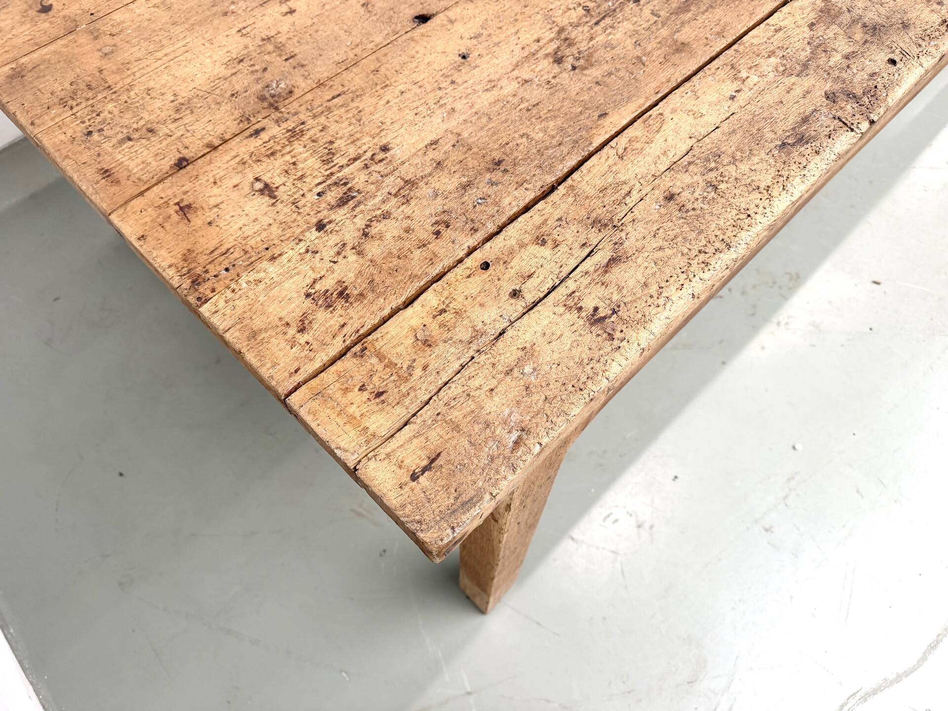 Large brutalist farmhouse table in solid oak from the 1950s.