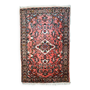 Tapis vintage fait main Lilihan en laine rose (59cm x 93cm) – Années 1970